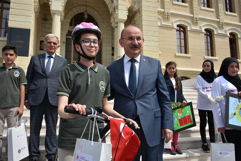 5 Haziran Dünya Çevre Günü Kapsamında Düzenlenen Resim, Kompozisyon ve Şiir Yarışmasında Dereceye Giren Öğrencilere Ödülleri verildi.