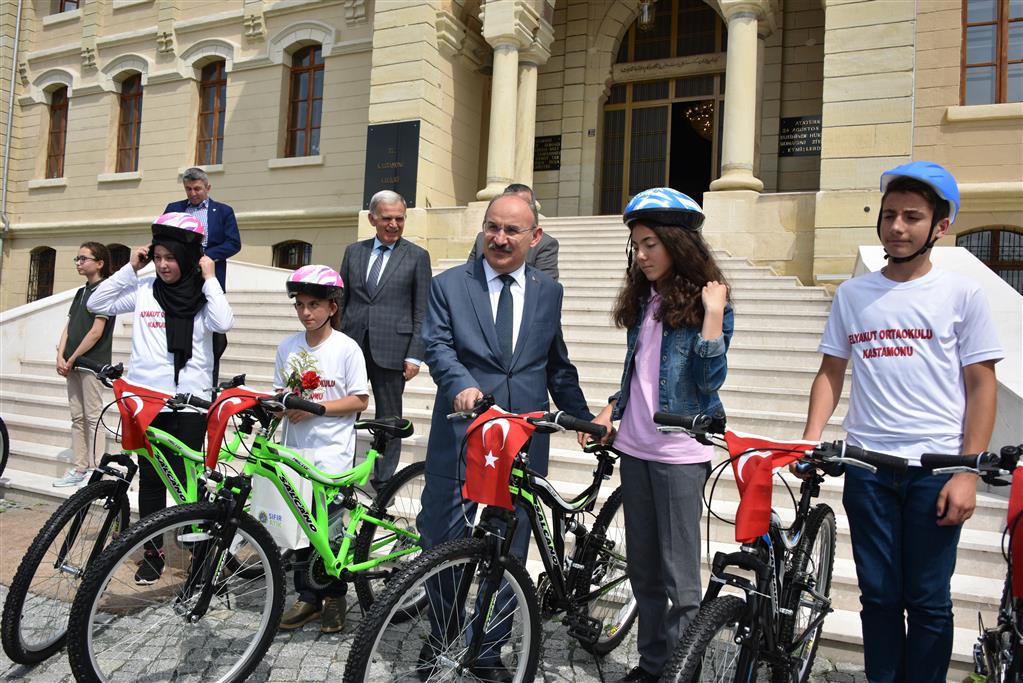 5 Haziran Dünya Çevre Günü Kapsamında Düzenlenen Resim, Kompozisyon ve Şiir Yarışmasında Dereceye Giren Öğrencilere Ödülleri verildi.