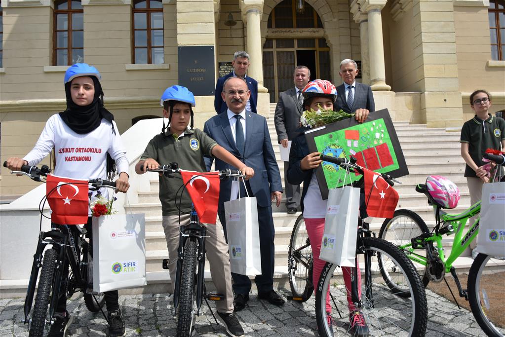 5 Haziran Dünya Çevre Günü Kapsamında Düzenlenen Resim, Kompozisyon ve Şiir Yarışmasında Dereceye Giren Öğrencilere Ödülleri verildi.