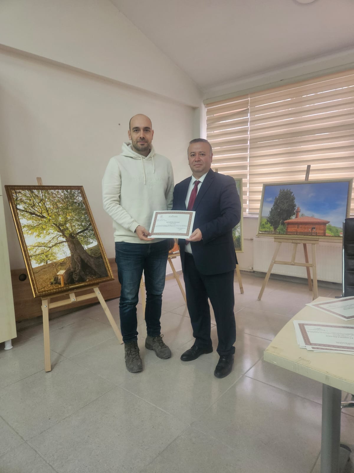 İLKYARDIMCI BELGELERİ ALMAYA HAK KAZANANLARA İL MÜDÜRÜMÜZ OKTAY MARŞAP TARAFINDAN VERİLDİ