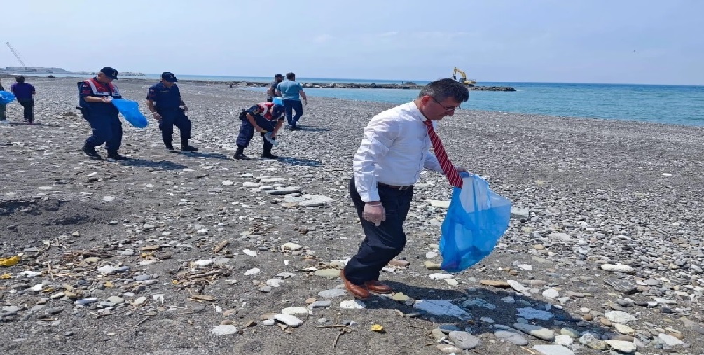 ÖĞRENCİ VE DUYARLI VATANDAŞLAR ABANA'Yİ PIRIL PIRIL YAPTI