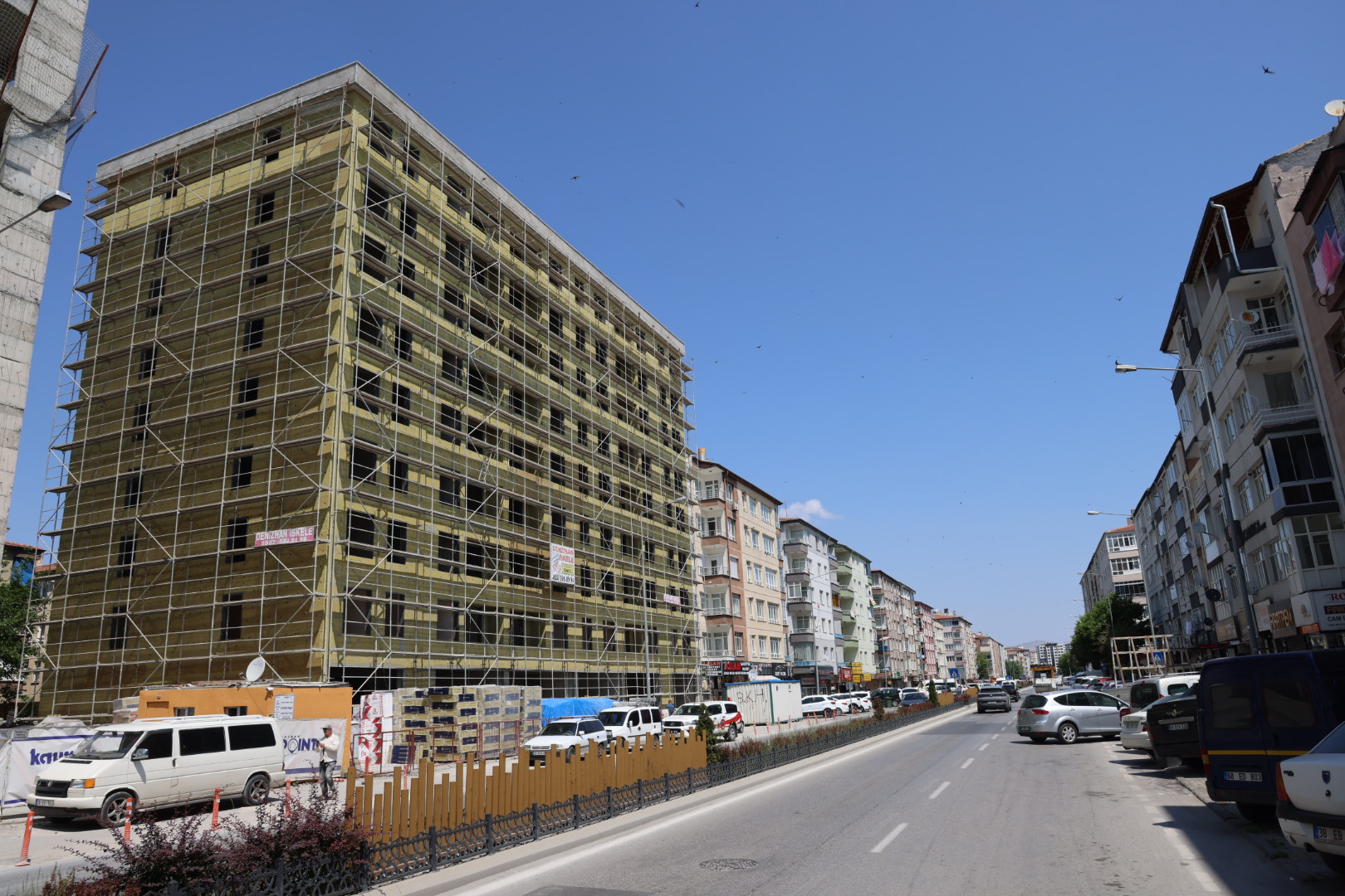 YERİNDE DÖNÜŞÜM İLE DEPREMİN AÇTIĞI YARALAR HIZLA SARILIYOR