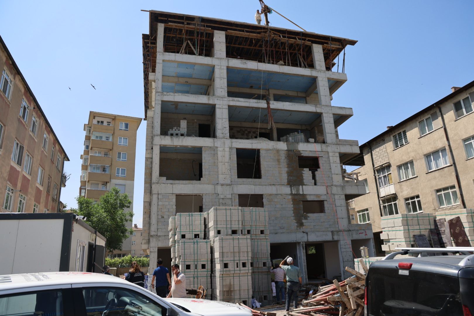 YERİNDE DÖNÜŞÜM İLE DEPREMİN AÇTIĞI YARALAR HIZLA SARILIYOR