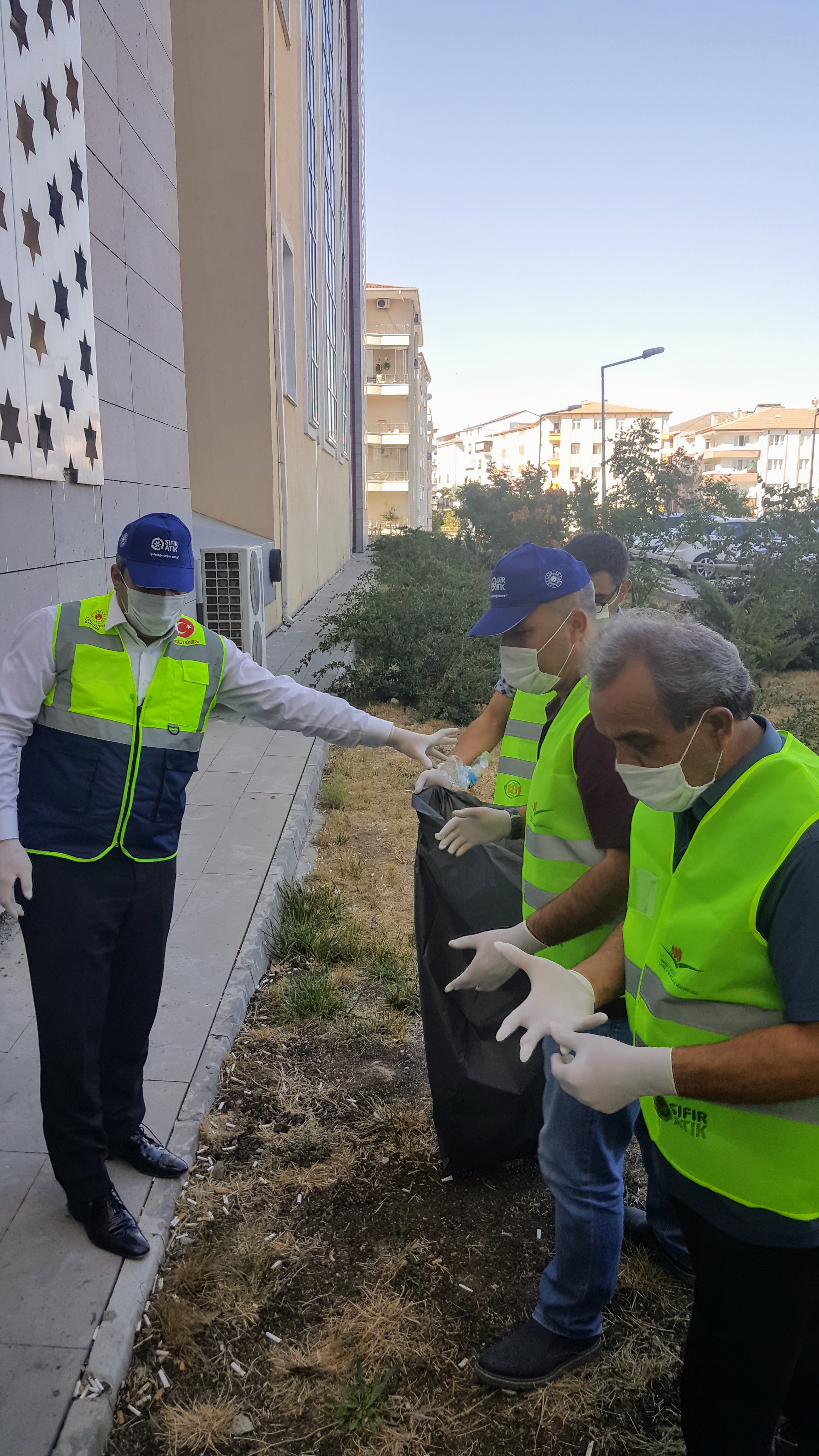 Valilik Bahçesinde Atık Toplama Çalışması