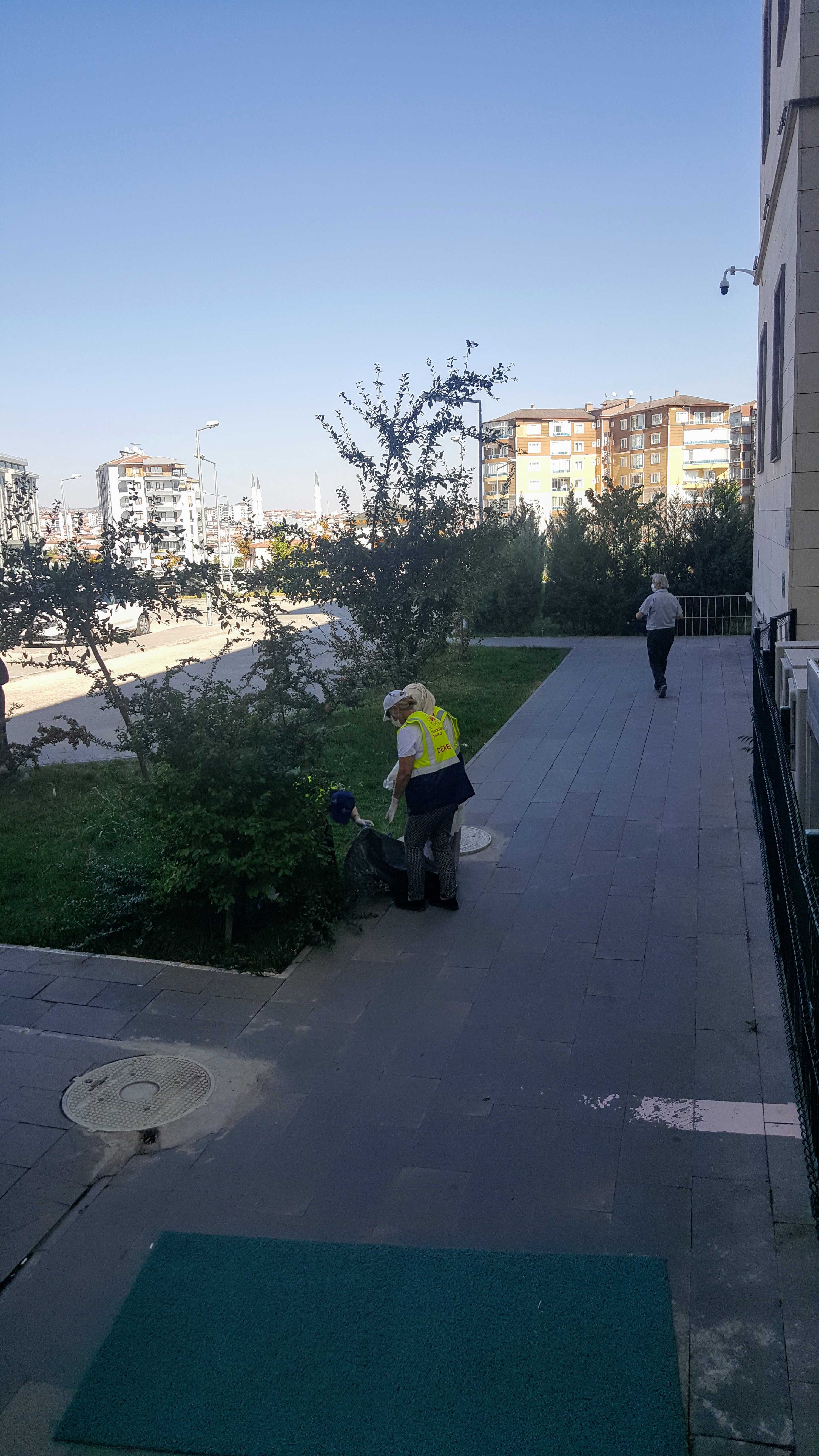 Valilik Bahçesinde Atık Toplama Çalışması