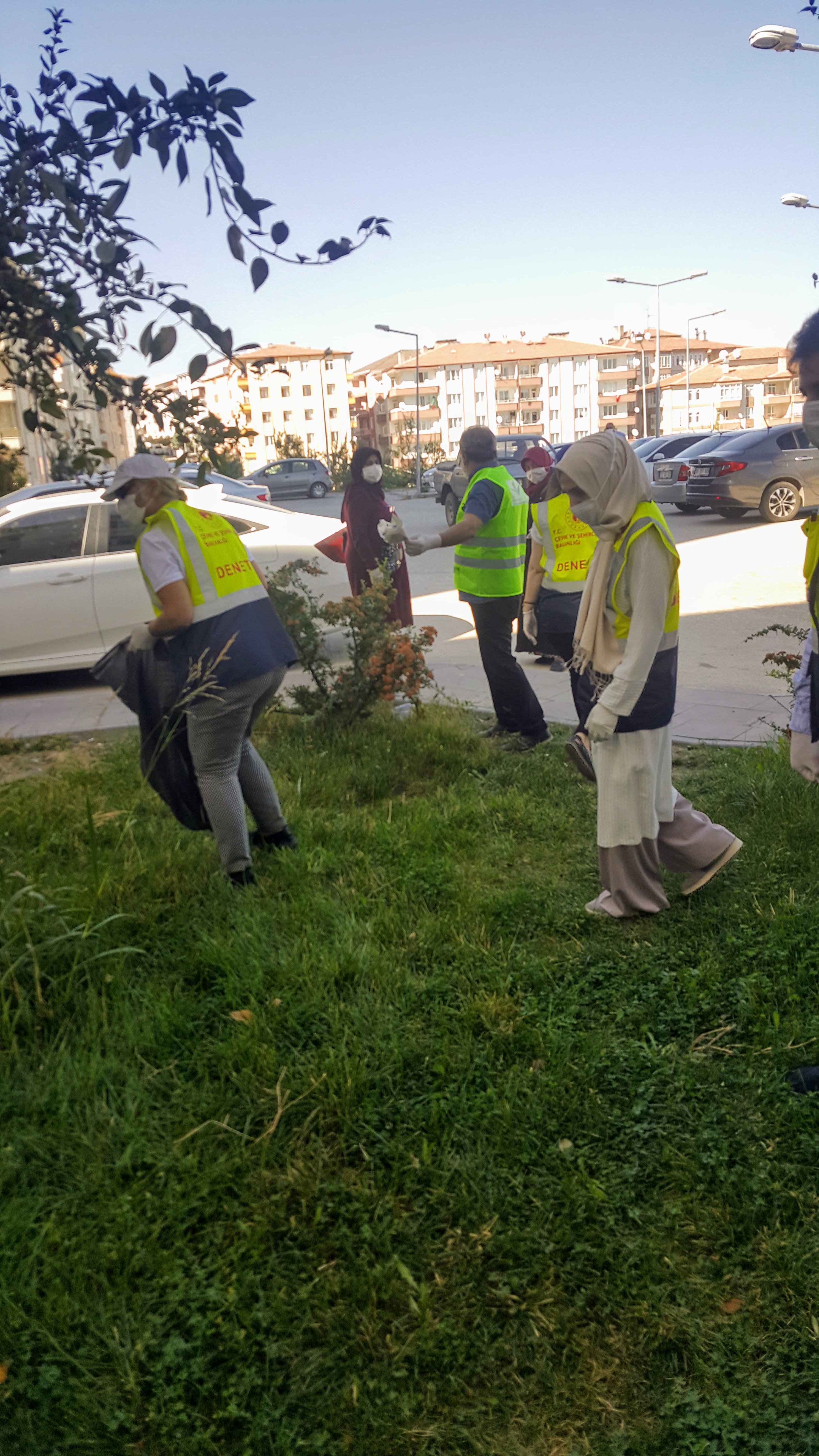 Valilik Bahçesinde Atık Toplama Çalışması