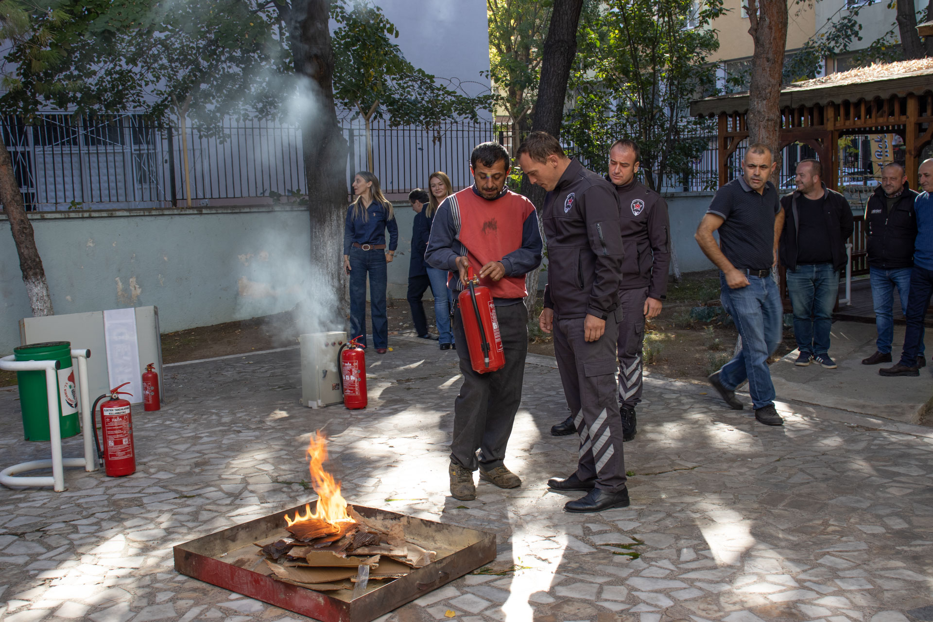 24 Ekim 2022 Pazartesi Günü İl Müdürlüğümüzde Tüm Personelimiz ve  Kırklareli Belediyesi İtfaiye Ekibinin Katılımı İle Yangın Tatbikatı Gerçekleştirilmiştir.