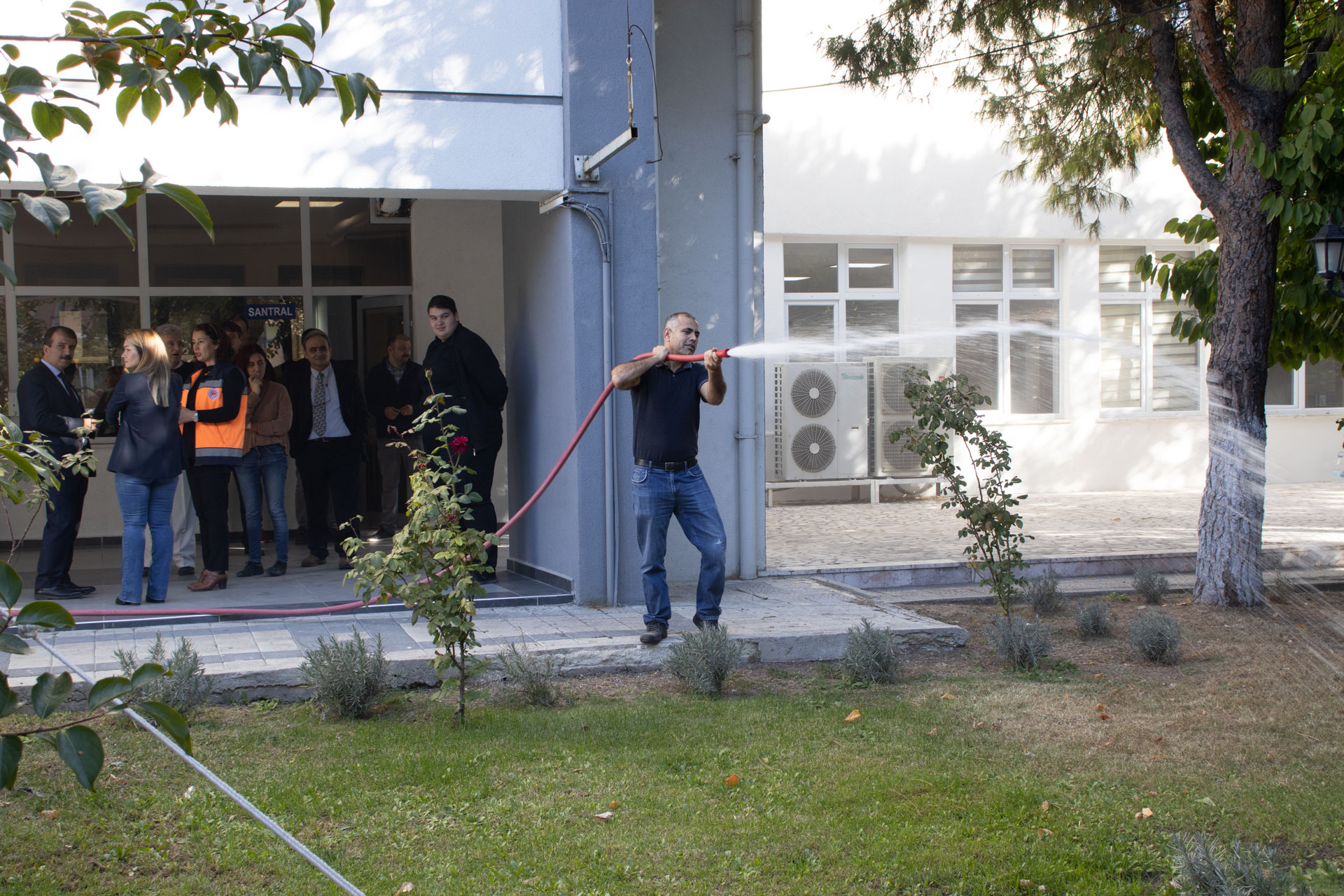 24 Ekim 2022 Pazartesi Günü İl Müdürlüğümüzde Tüm Personelimiz ve  Kırklareli Belediyesi İtfaiye Ekibinin Katılımı İle Yangın Tatbikatı Gerçekleştirilmiştir.