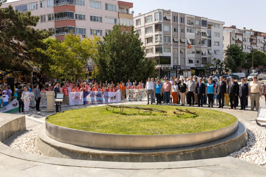 5 HAZİRAN DÜNYA ÇEVRE GÜNÜ SEBEBİYLEVALİLİK MEYDANINDA ÇELENK KOYMA TÖRENİ GERÇEKLEŞTİRİLMİŞTİR