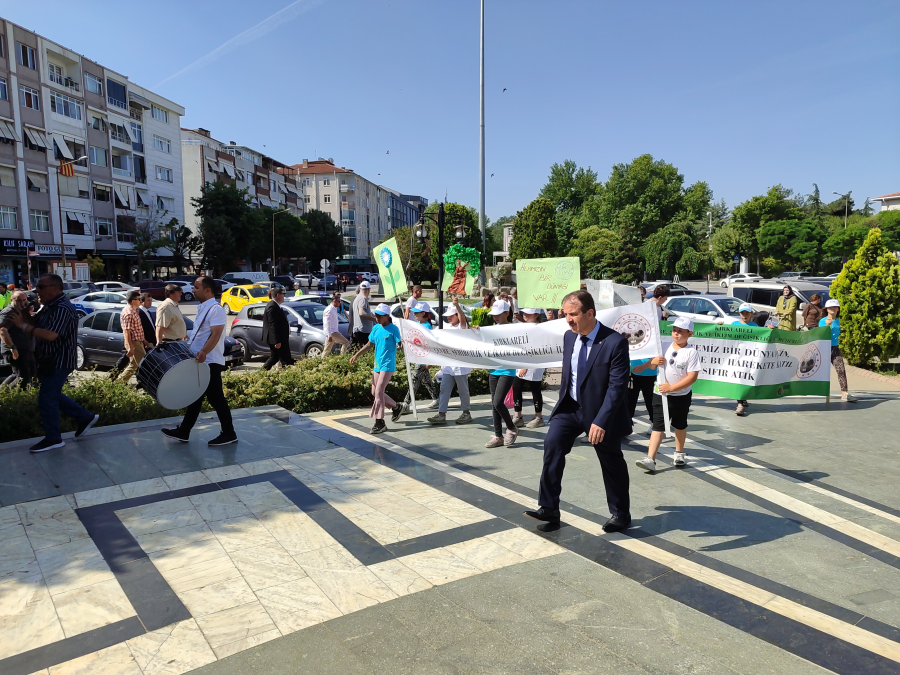 5 HAZİRAN DÜNYA ÇEVRE GÜNÜ SEBEBİYLEVALİLİK MEYDANINDA ÇELENK KOYMA TÖRENİ GERÇEKLEŞTİRİLMİŞTİR