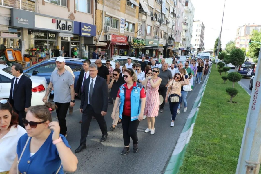 5 HAZİRAN DÜNYA ÇEVRE GÜNÜNDE ÖZGÜRLÜK ve DEMOKRASİ MEYDANINDA ÇELENK KOYMA TÖRENİ GERÇEKLEŞTİRİLMİŞTİR