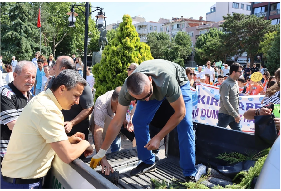 5 HAZİRAN DÜNYA ÇEVRE GÜNÜNDE ÖZGÜRLÜK ve DEMOKRASİ MEYDANINDA ÇELENK KOYMA TÖRENİ GERÇEKLEŞTİRİLMİŞTİR