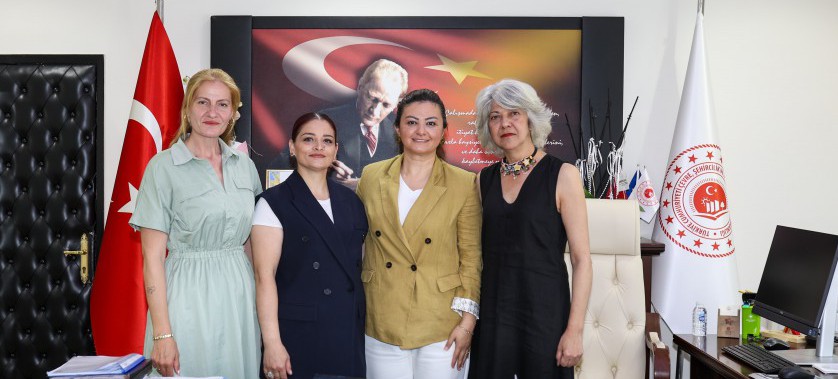 Karakaş Mahallesi Muhtarı Esra MAGILTAŞ, Doğu Mahallesi Muhtarı Arzu YILDIRIM ve İstasyon Mahallesi Muhtarı Naide Şanslı ÖZDEMİR İl Müdürümüze hayırlı olsun ziyaretinde bulundular.