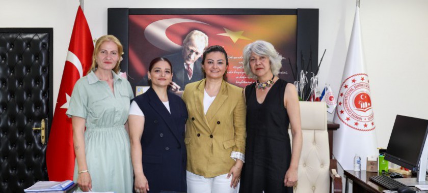 Karakaş Mahallesi Muhtarı Esra MAGILTAŞ, Doğu Mahallesi Muhtarı Arzu YILDIRIM ve İstasyon Mahallesi Muhtarı Naide Şanslı ÖZDEMİR İl Müdürümüze hayırlı olsun ziyaretinde bulundular.