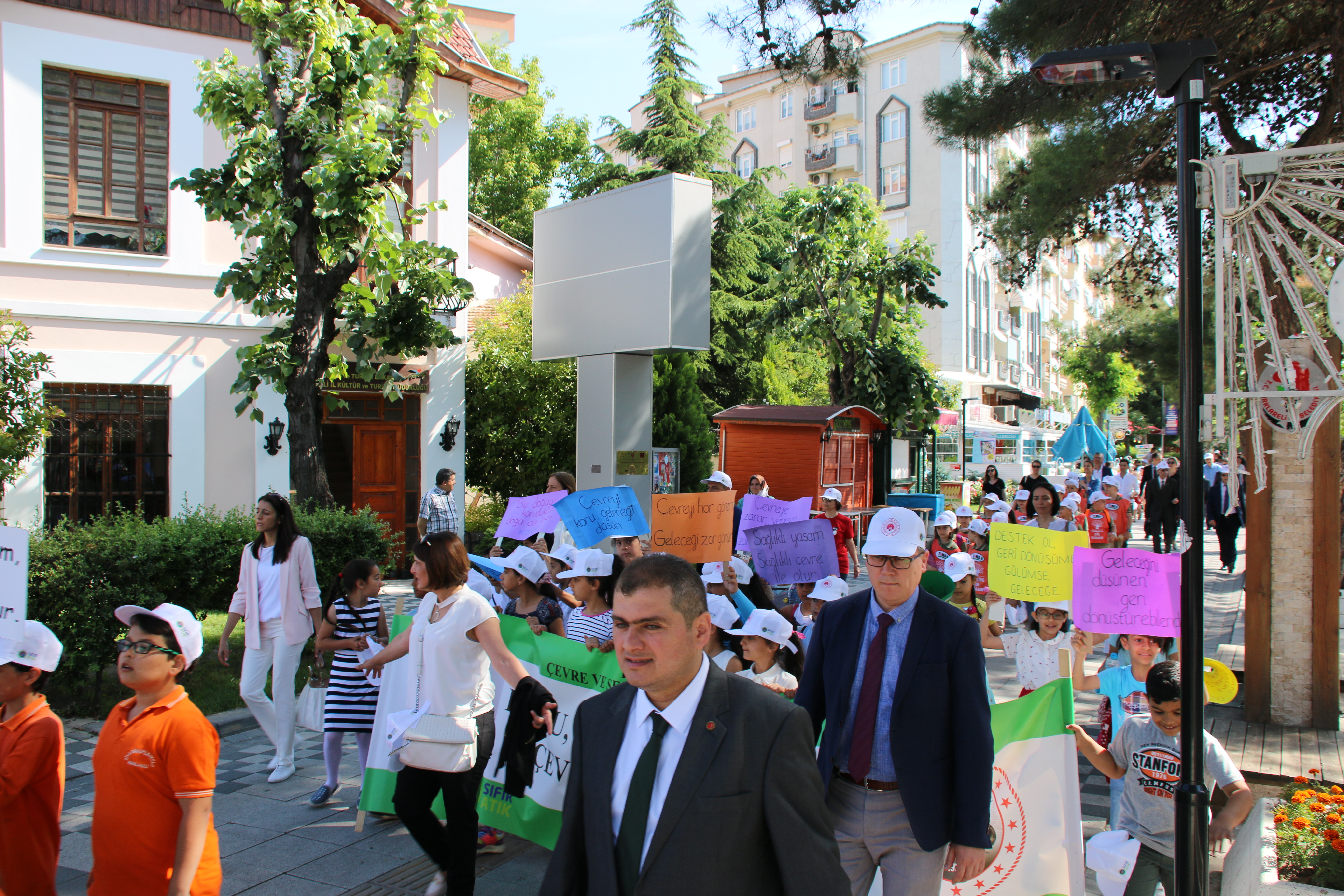 DÜNYA ÇEVRE GÜNÜ KUTLAMALARI KAPSAMINDA ÇEVRE YÜRÜYÜŞÜ YAPILMIŞTIR