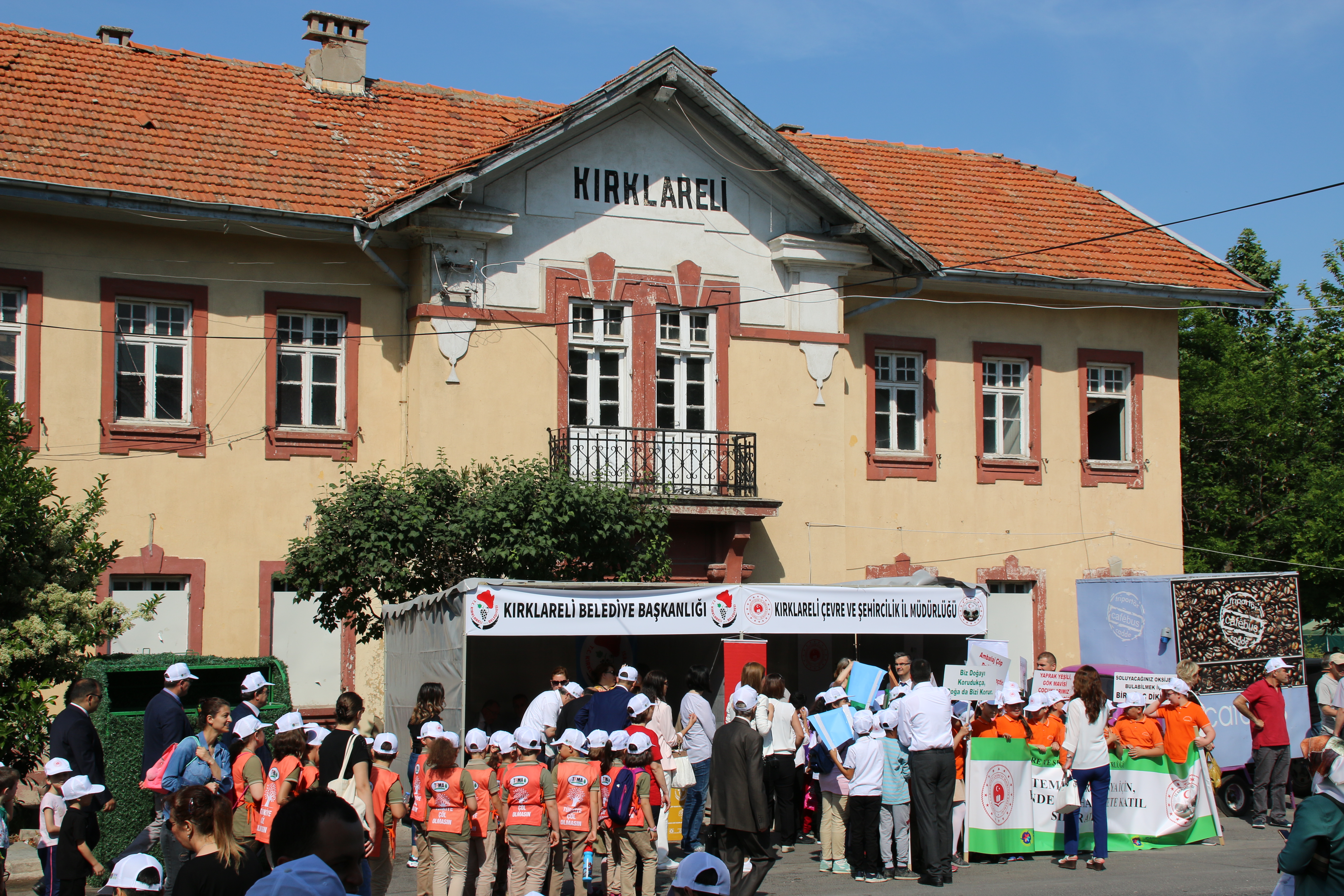 BAYRAM HAVASINDA GEÇEN DÜNYA ÇEVRE GÜNÜ KUTLAMALARI KAPSAMINDA İL MÜDÜRLÜĞÜMÜZE AİT STANDIMIZDA ÖĞRENCİLERİMİZE VE VATANDAŞLARIMIZA SIFIR ATIK FARKINDALIĞI YARATMAK AMACIYLA FİLE VE BEZ TORBA DAĞITIMI YAPILMIŞTIR