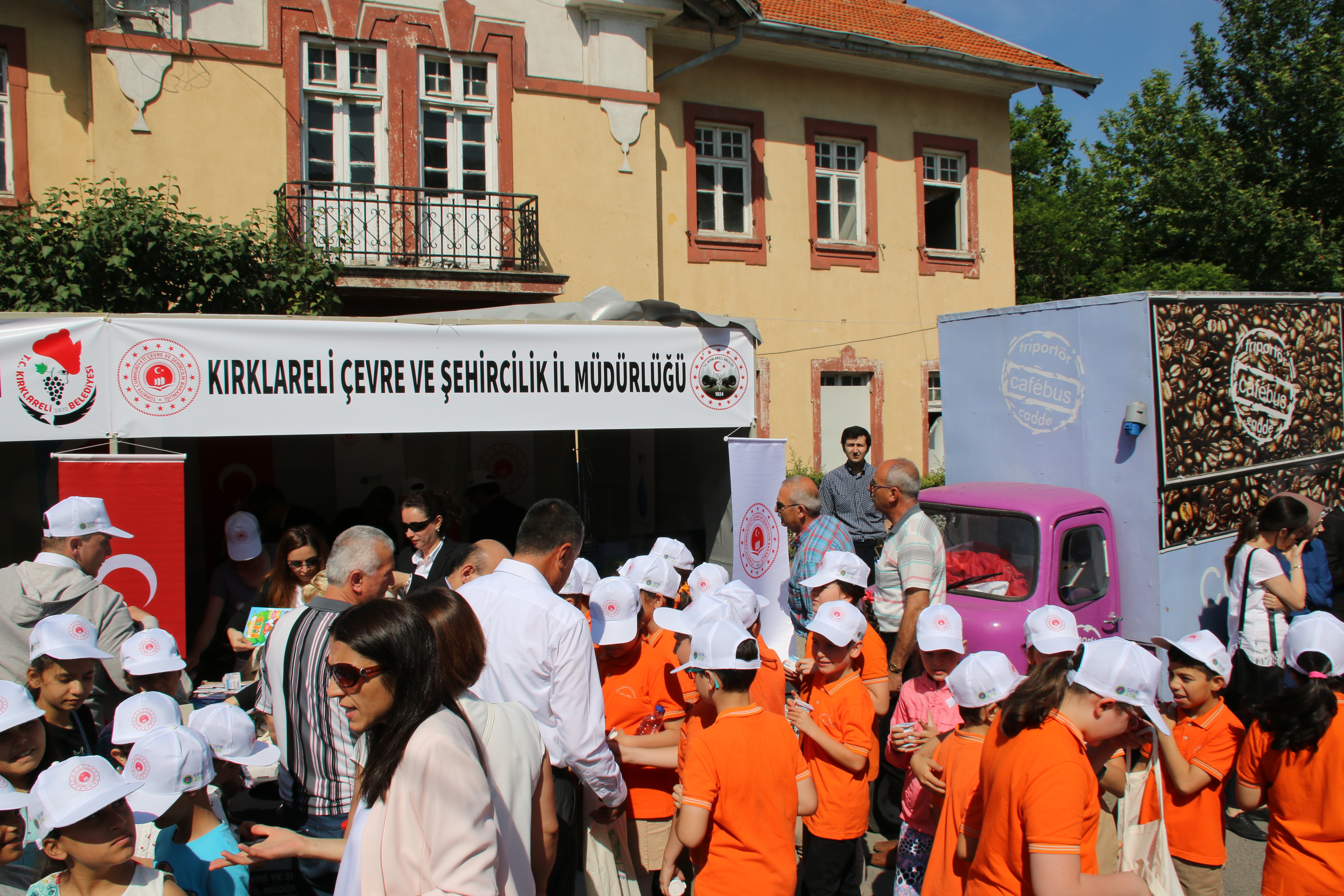 DÜNYA ÇEVRE GÜNÜ KUTLAMALARI KAPSAMINDA İL MÜDÜRLÜĞÜMÜZE AİT STANDIMIZDA ÖĞRENCİLERİMİZE VE VATANDAŞLARIMIZA SIFIR ATIK FARKINDALIĞI YARATMAK AMACIYLA FİLE VE BEZ TORBA DAĞITIMI YAPILMIŞTIR