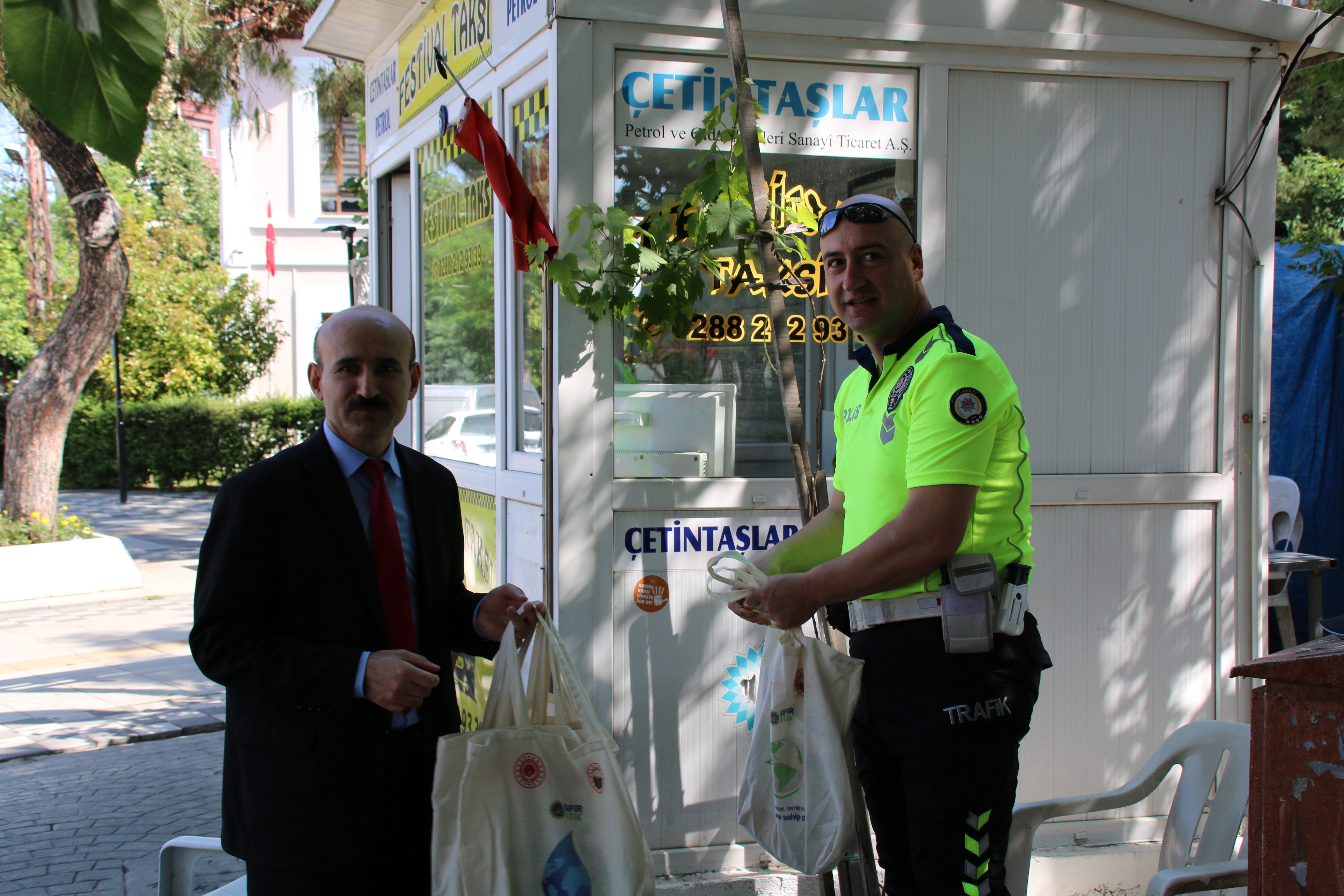 DÜNYA ÇEVRE GÜNÜ KUTLAMALARI KAPSAMINDA İL MÜDÜRLÜĞÜMÜZE AİT STANDIMIZDA ÖĞRENCİLERİMİZE VE VATANDAŞLARIMIZA SIFIR ATIK FARKINDALIĞI YARATMAK AMACIYLA FİLE VE BEZ TORBA DAĞITIMI YAPILMIŞTIR