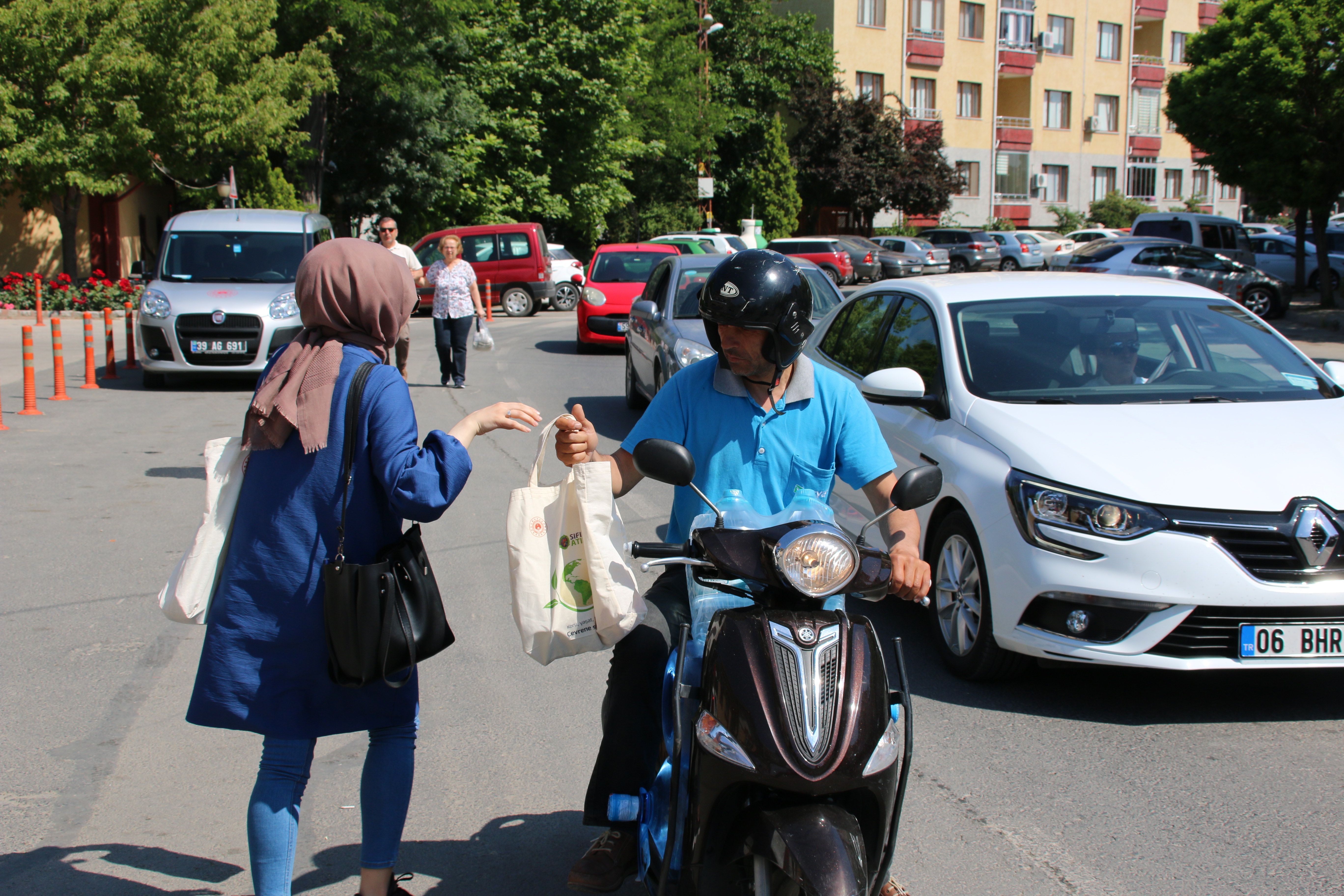 DÜNYA ÇEVRE GÜNÜ KUTLAMALARI KAPSAMINDA İL MÜDÜRLÜĞÜMÜZE AİT STANDIMIZDA ÖĞRENCİLERİMİZE VE VATANDAŞLARIMIZA SIFIR ATIK FARKINDALIĞI YARATMAK AMACIYLA FİLE VE BEZ TORBA DAĞITIMI YAPILMIŞTIR