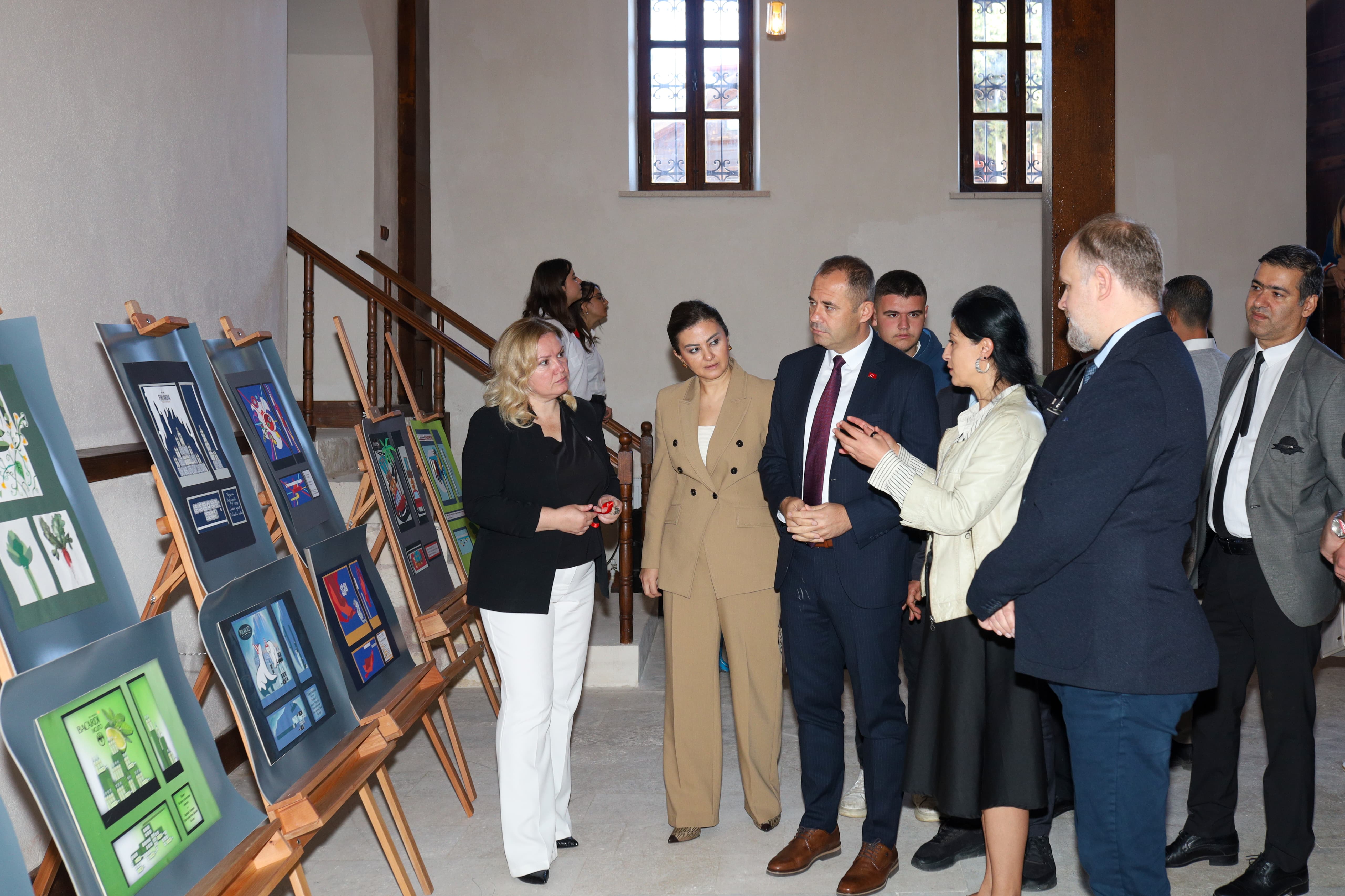  İl Müdürümüz Kırklareli Güzel Sanatlar Lisesi Sergi ve Dinleti Salonunda gerçekleştirilen serginin açılışına katıldı.