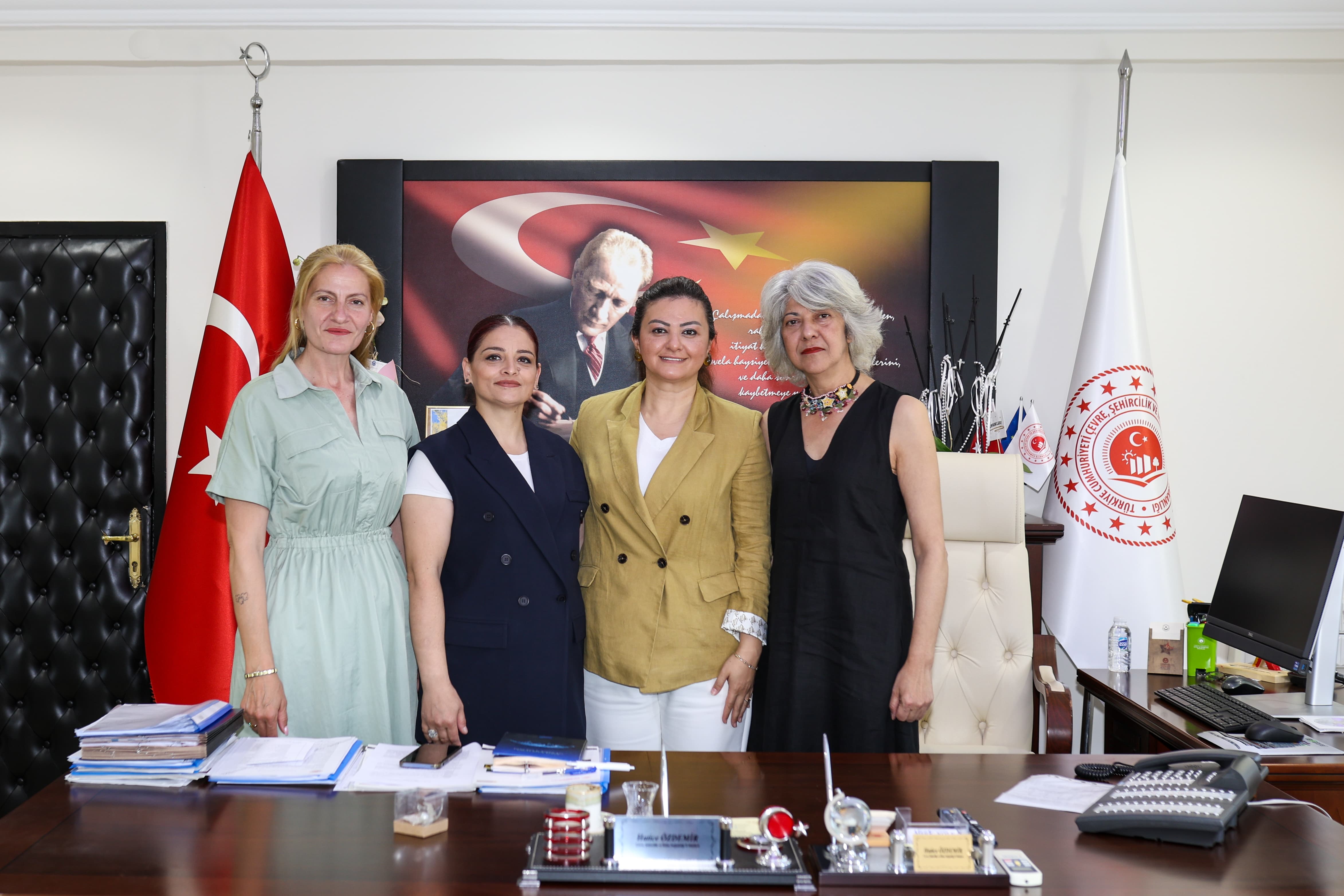 Karakaş Mahallesi Muhtarı Esra MAGILTAŞ, Doğu Mahallesi Muhtarı Arzu YILDIRIM ve İstasyon Mahallesi Muhtarı Naide Şanslı ÖZDEMİR İl Müdürümüze hayırlı olsun ziyaretinde bulundular.