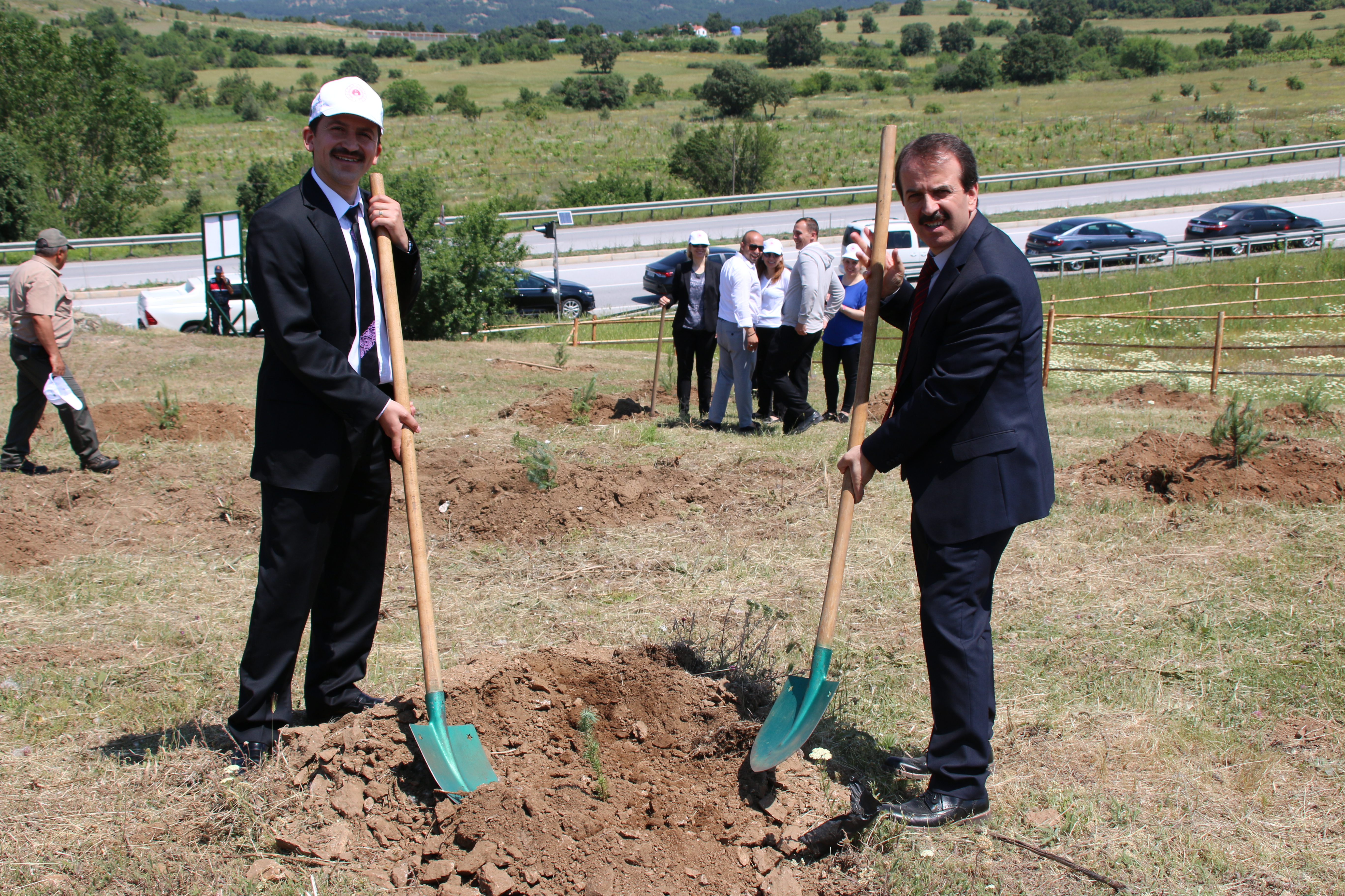 KIRKLARELİ ÇEVRE VE ŞEHİRCİLİK İL MÜDÜRLÜĞÜ SIFIR ATIK HATIRA ORMANINA FİDAN DİKİMİ YAPILMIŞTIR