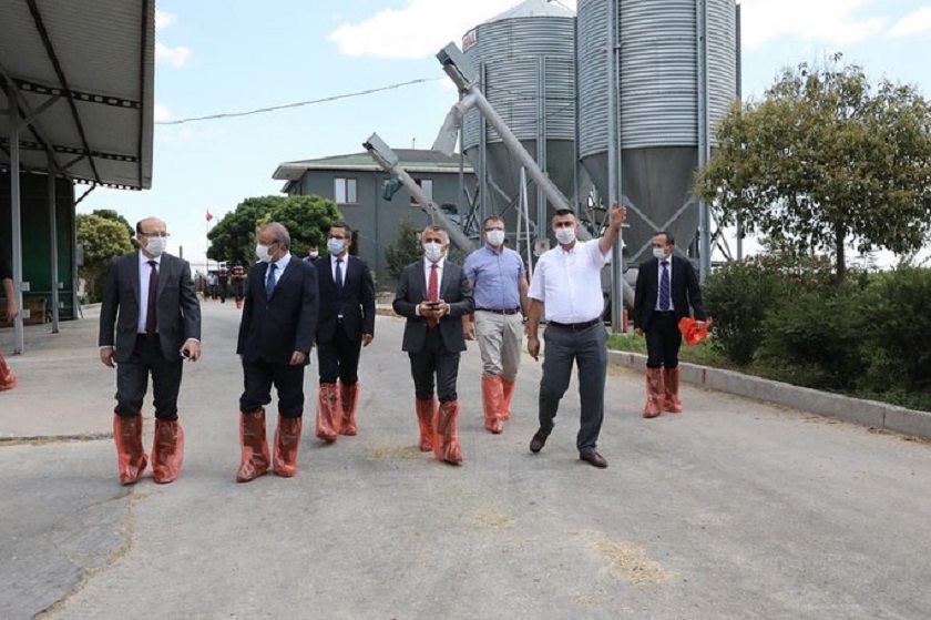 Kırklareli Valiliğimiz koordinesinde başlatılan, Çiftliklerdeki hayvan gübrelerinin arazilerde değerlendirilmesi projesi ile ilgili Valimiz Sayın Osman BİLGİN 21.07.2020 tarihinde çiftlikleri ziyaret ederek incelemelerde bulunmuştur.