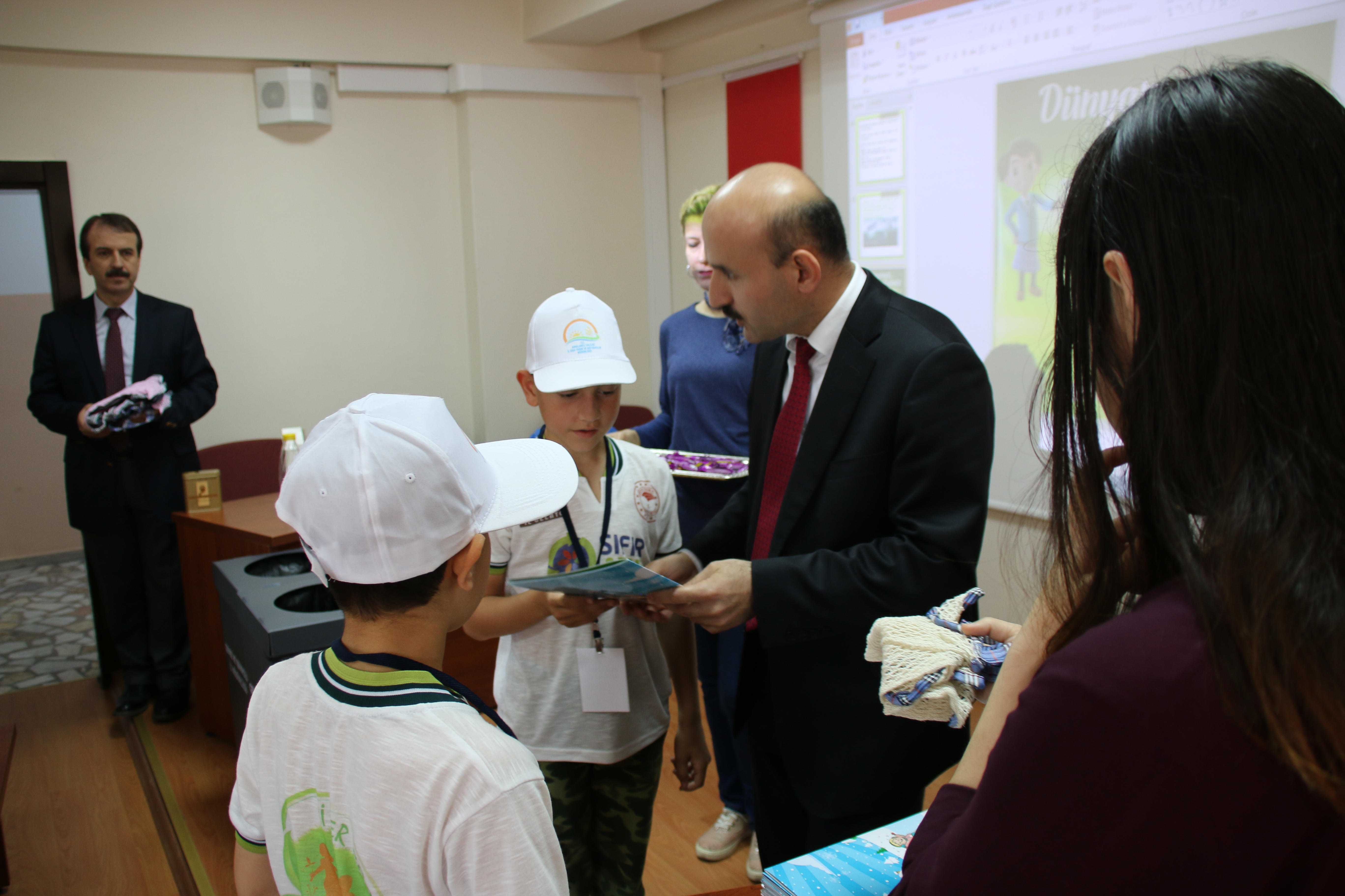 LİDER ÇOCUK TARIM KAMPI ÖĞRENCİLERİNE ÇEVRE VE SIFIR ATIK KONULU BİLGİLENDİRME SUNUMU YAPILMIŞTIR