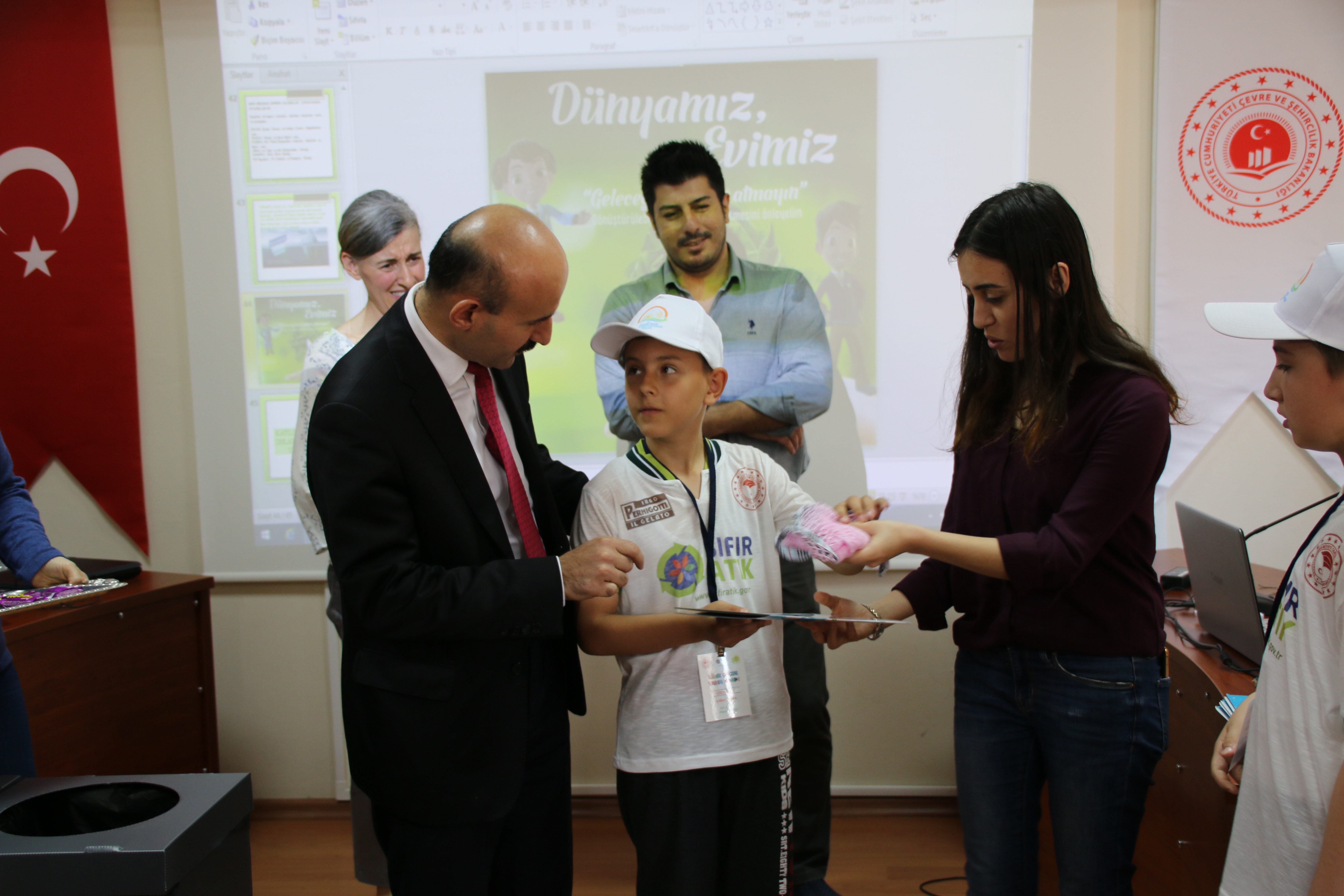 LİDER ÇOCUK TARIM KAMPI ÖĞRENCİLERİNE ÇEVRE VE SIFIR ATIK KONULU BİLGİLENDİRME SUNUMU YAPILMIŞTIR