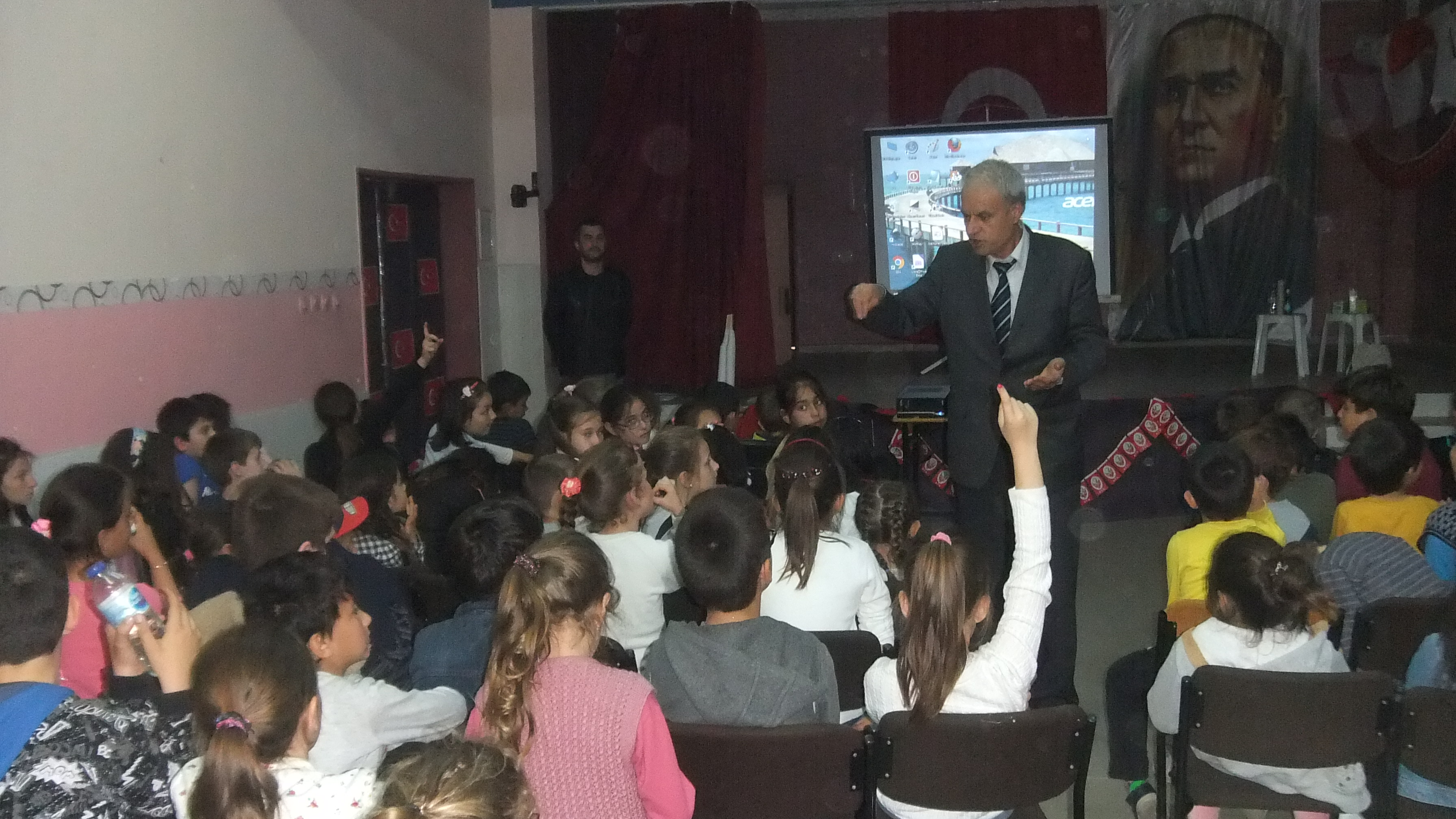 SIFIR ATIK PROJESİ KAPSAMINDA PEHLİVANKÖY ATATÜRK İLKOKULU ÖĞRENCİLERİNE ÇEVRE VE SIFIR ATIK KONULU SUNUM YAPILDI