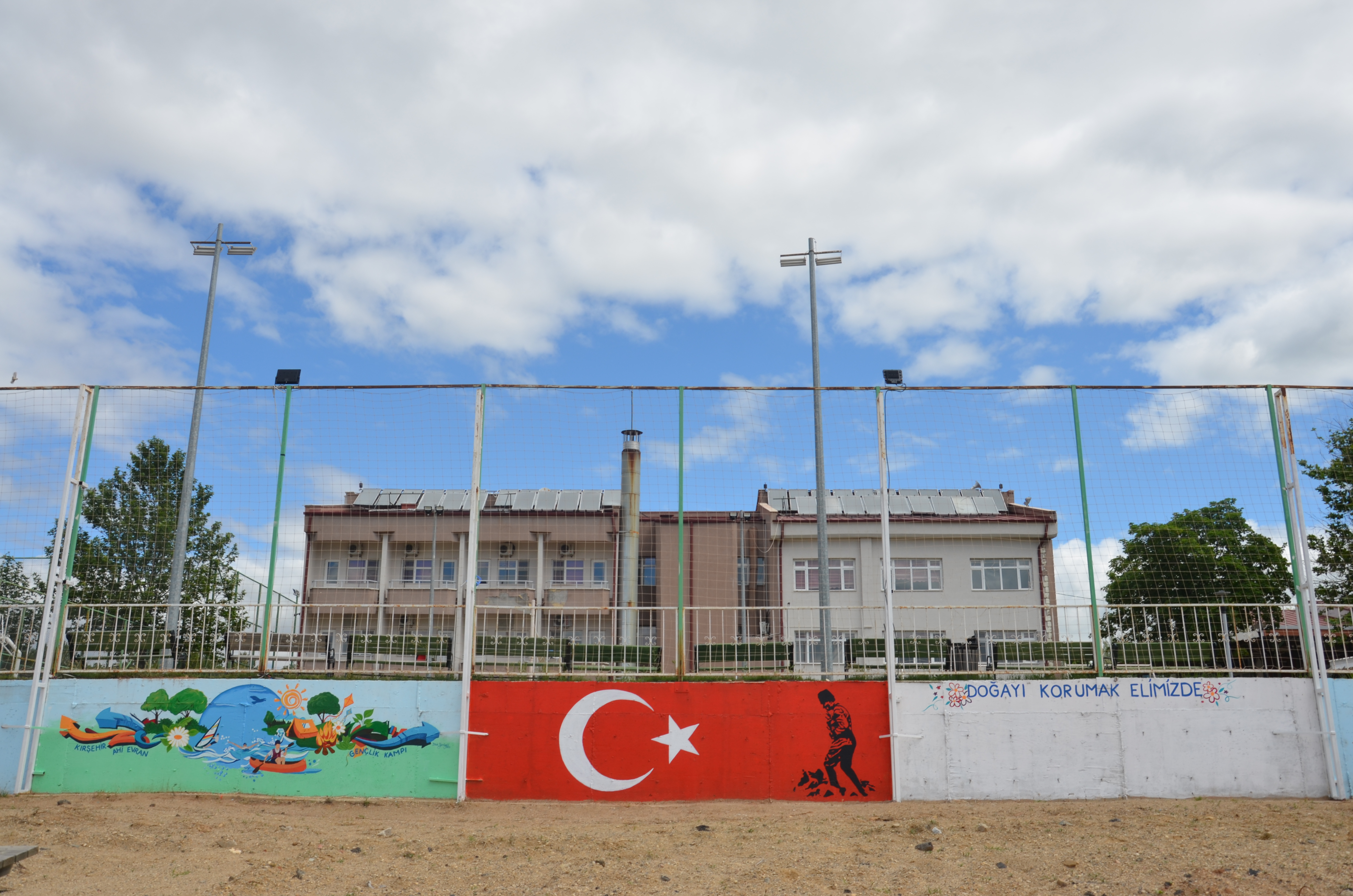 5 Haziran Türkiye Çevre Haftası Etkinlikleri Kapsamında Hirfanlı Gençlik Kampında; Sahilde Çevre Temizliği, Doğayı Korumak Elimizde Grafiti çalışması ve Bisiklet Turu etkinlikleri gerçekleştirilmiştir