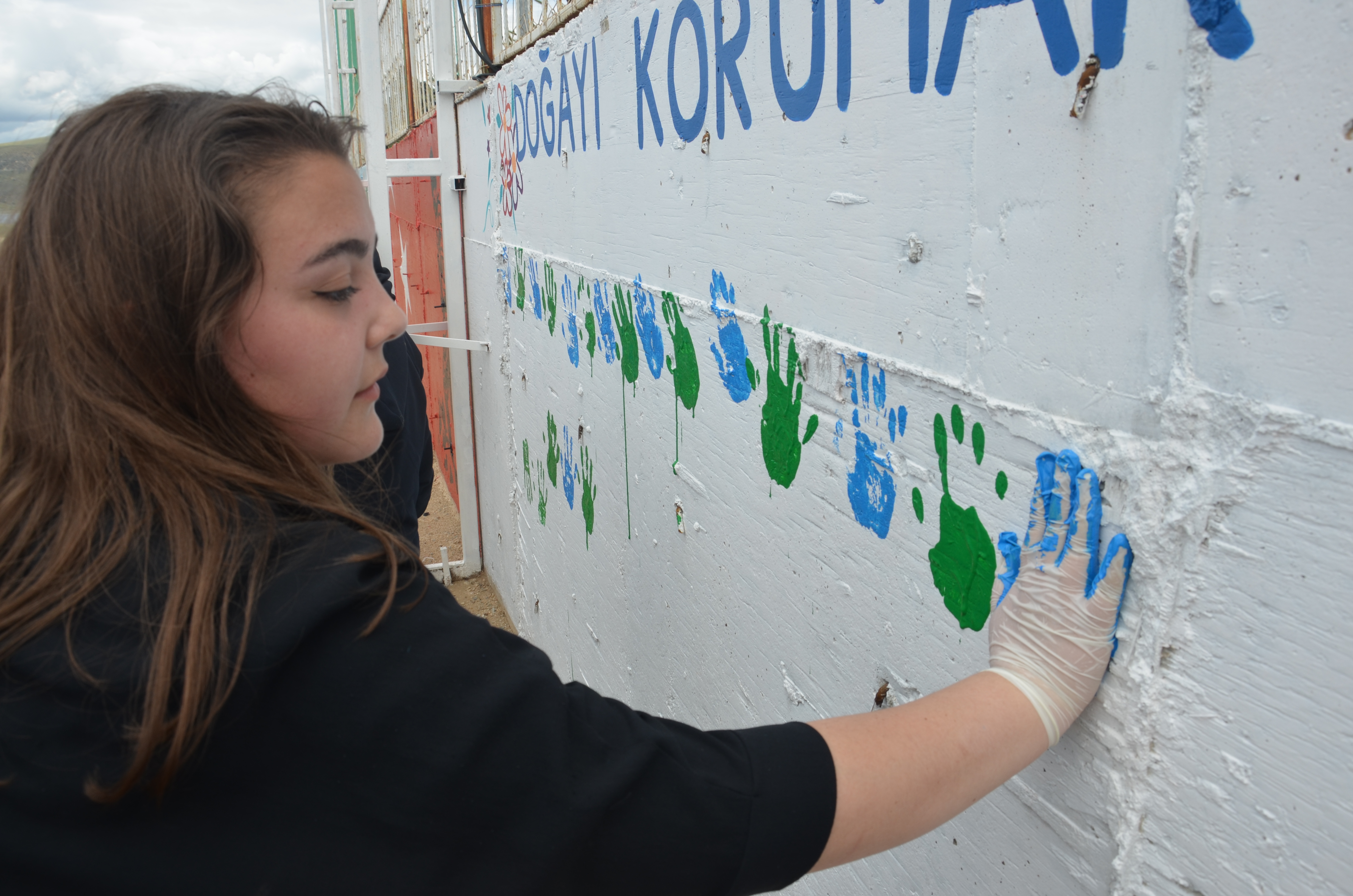 5 Haziran Türkiye Çevre Haftası Etkinlikleri Kapsamında Hirfanlı Gençlik Kampında; Sahilde Çevre Temizliği, Doğayı Korumak Elimizde Grafiti çalışması ve Bisiklet Turu etkinlikleri gerçekleştirilmiştir