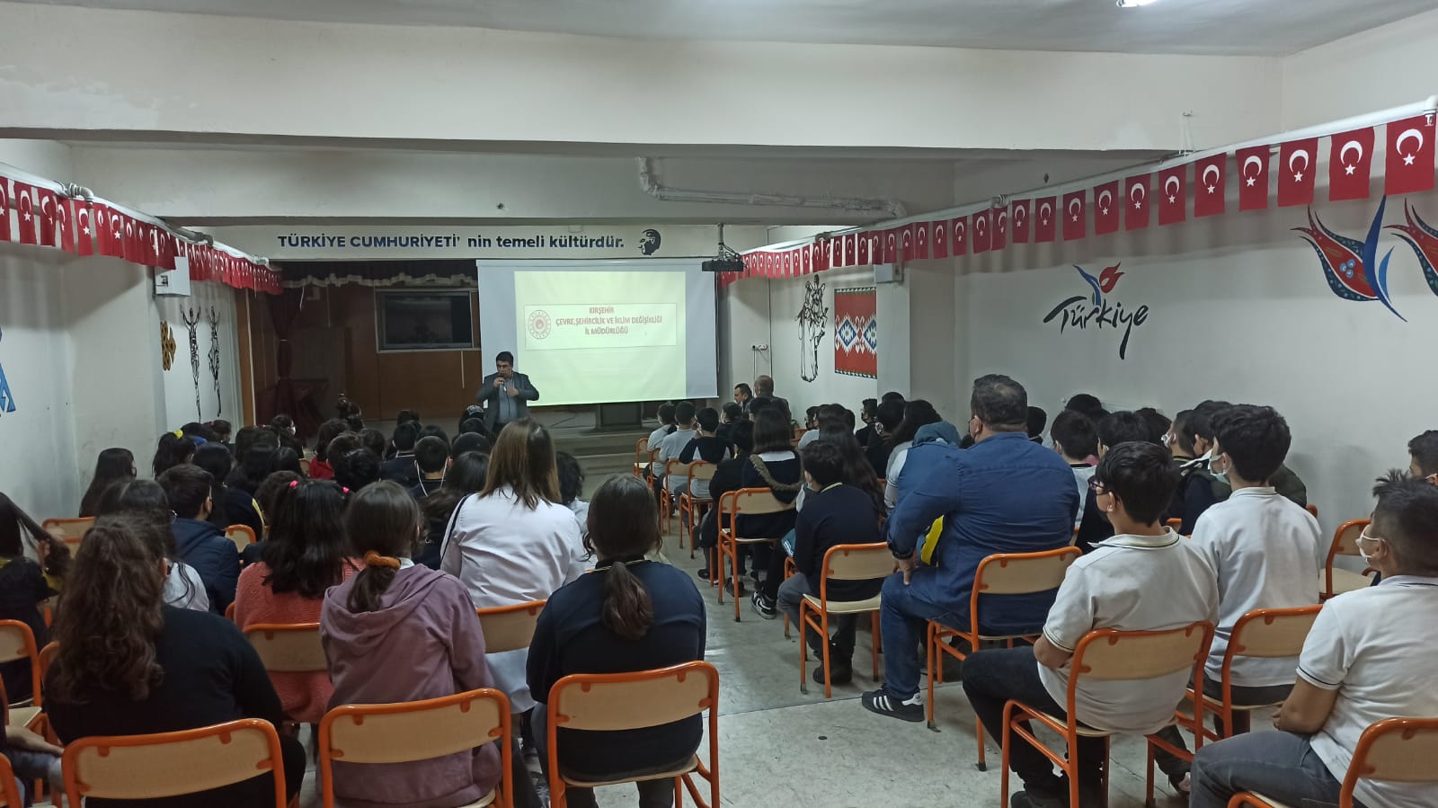 Müdürlüğümüz personeli Ahmet GÜVENİR tarafından 07.04.2022 tarihinde İlimiz Cacabey İlk ve Ortaokulunda Temiz Hava, Temiz Su ve Sıfır Atık konulu eğitim verilmiştir.