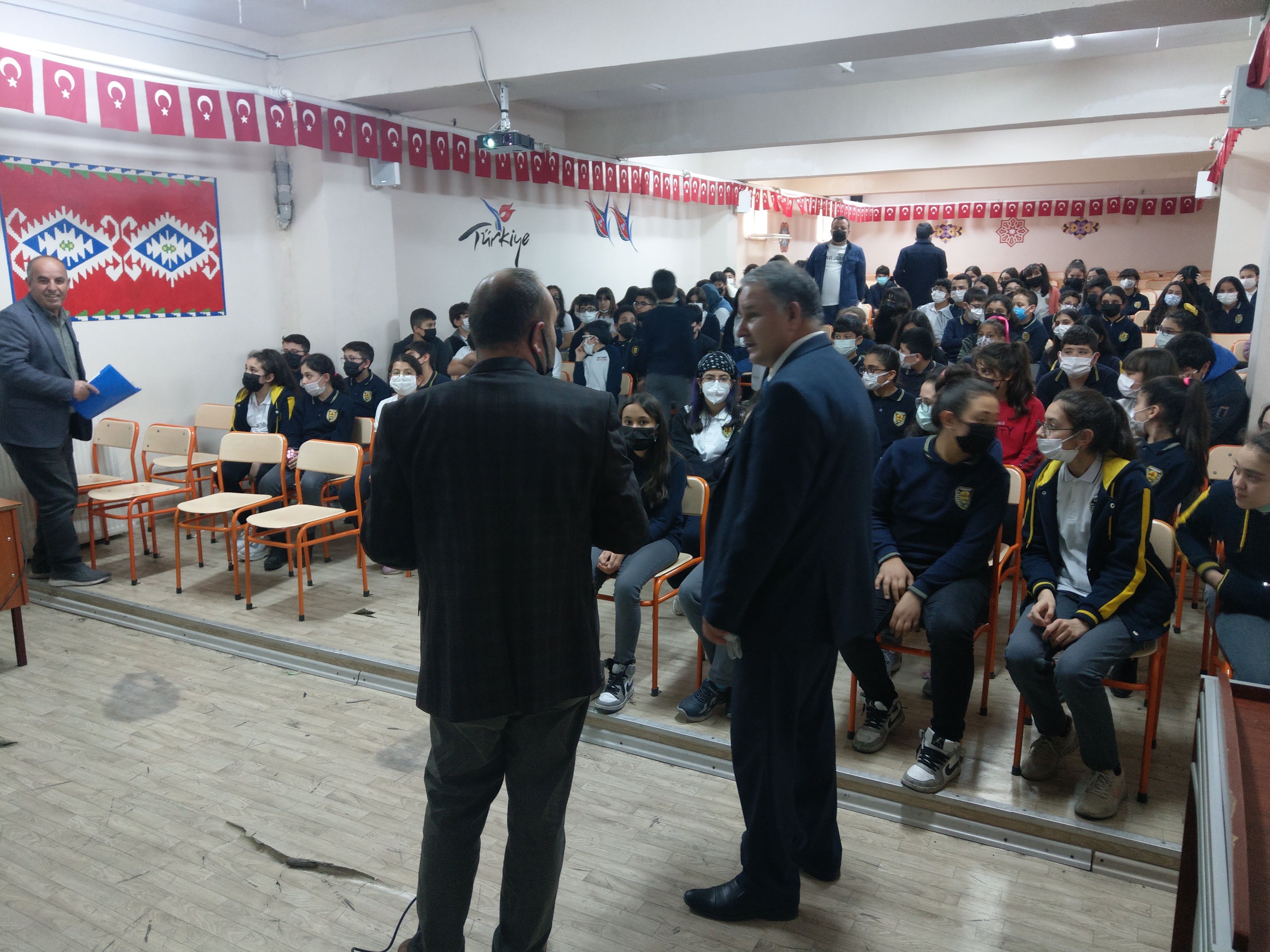 Müdürlüğümüz personeli Ahmet GÜVENİR tarafından 07.04.2022 tarihinde İlimiz Cacabey İlk ve Ortaokulunda Temiz Hava, Temiz Su ve Sıfır Atık konulu eğitim verilmiştir.