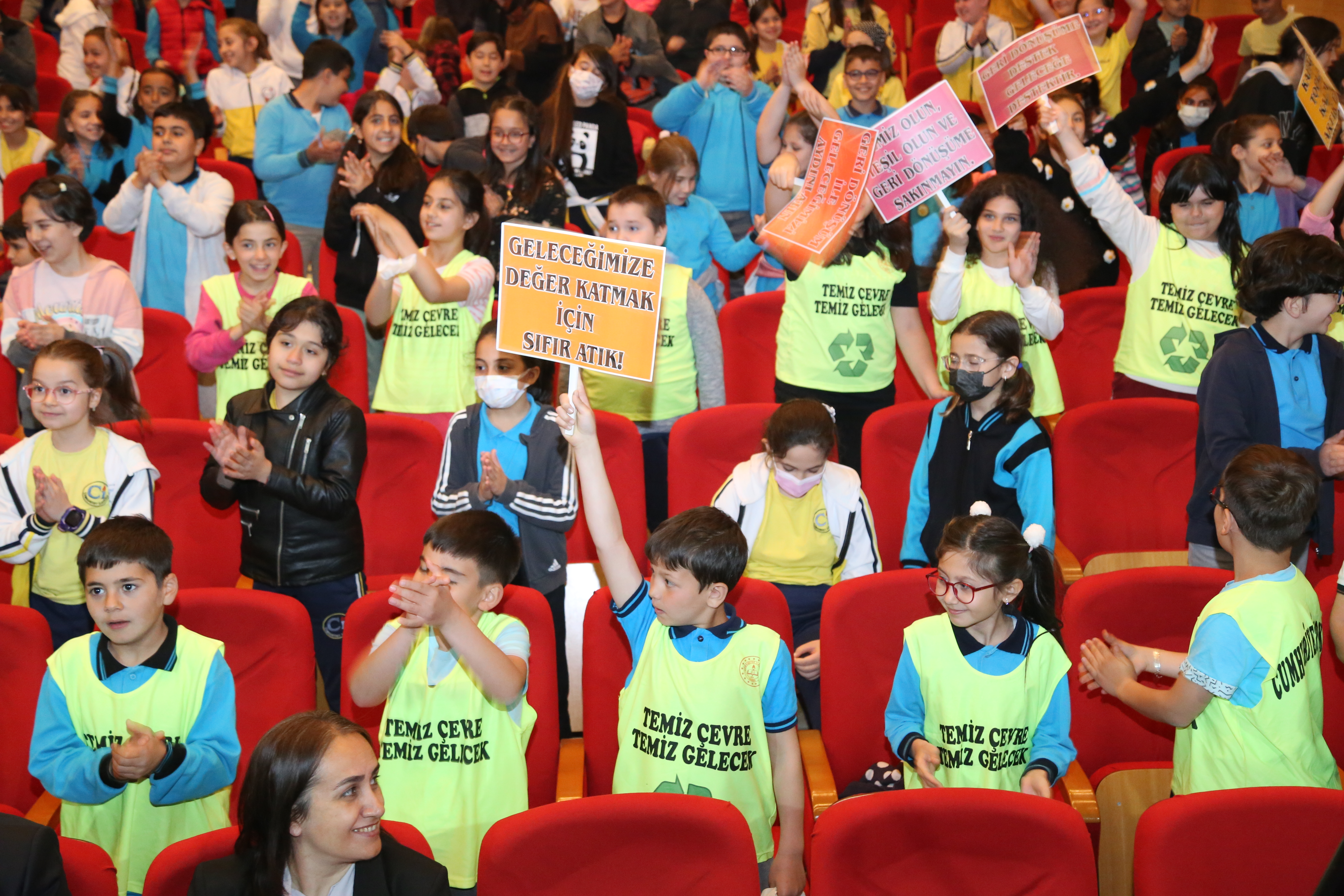 Akşehir  İlçemizde “Sıfır Atık, Geri Dönüşüm, İklim Değişikliği ve Temiz Hava” konulu eğitimlerimize başladık.