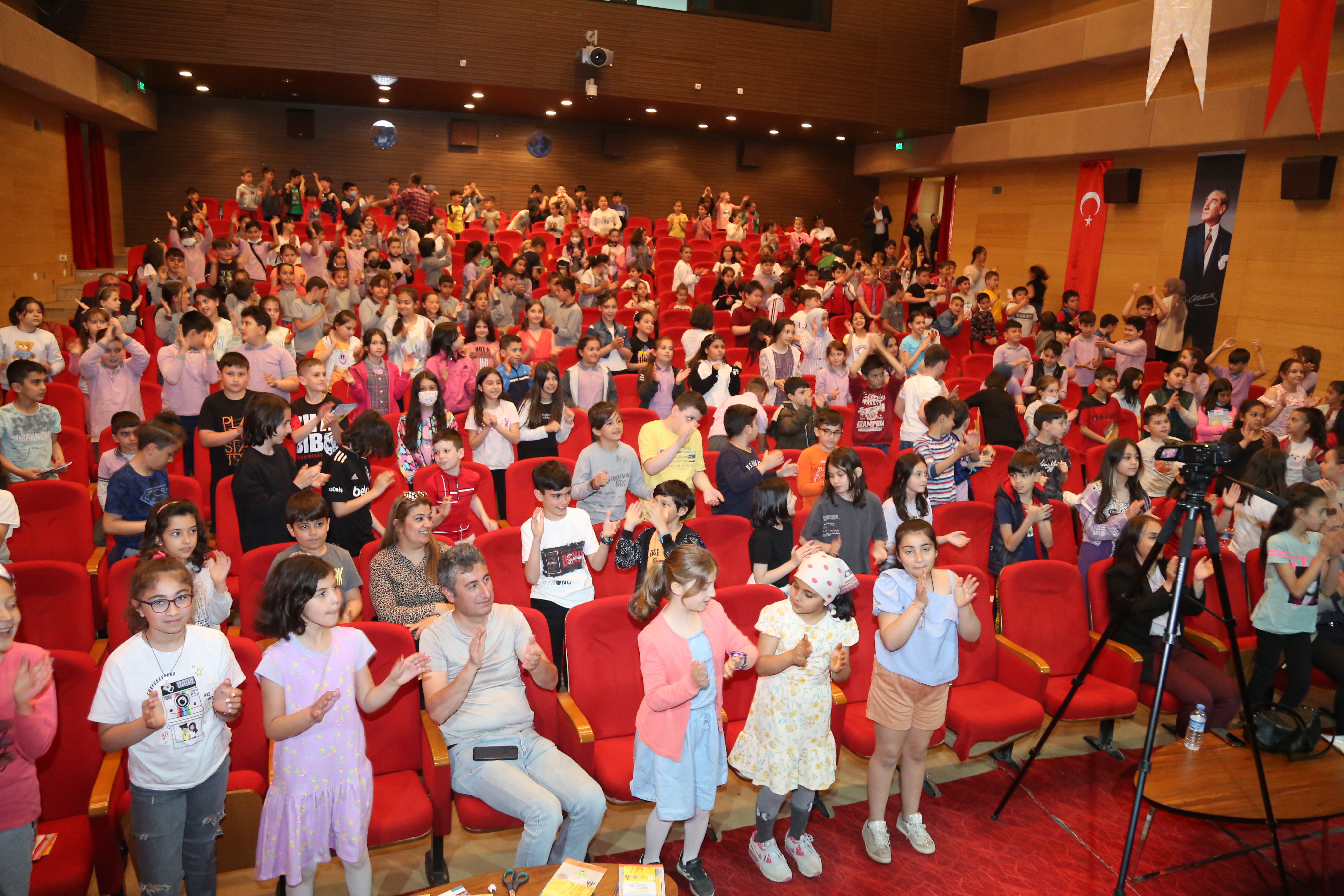 Akşehir  İlçemizde “Sıfır Atık, Geri Dönüşüm, İklim Değişikliği ve Temiz Hava” konulu eğitimlerimize başladık.