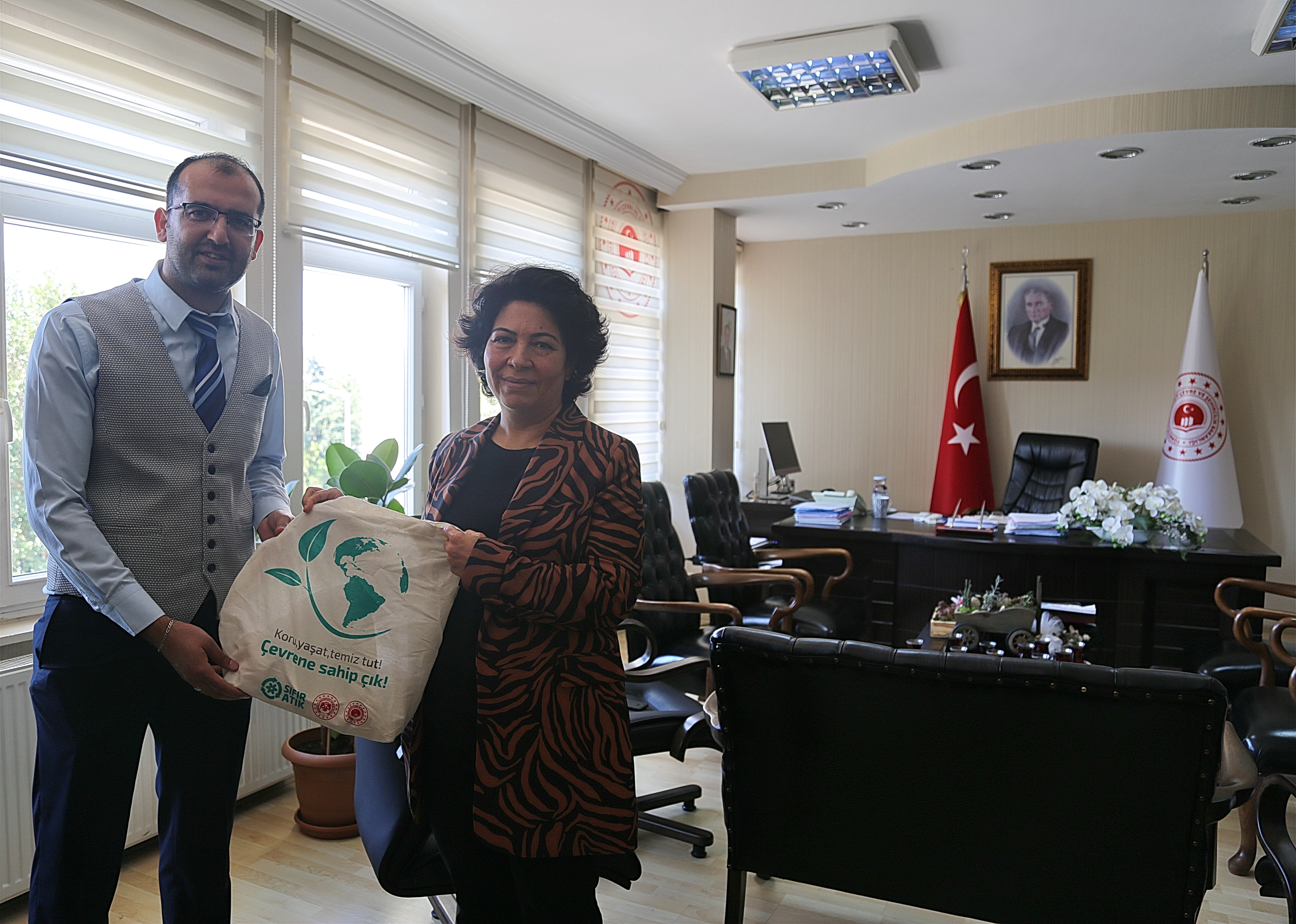 Atatürk Anadolu Lisesi Bilgisayar Öğretmeni ve Öğrencileri İl Müdürümüz Sayın Hülya ŞEVİK’i makamında ziyaret ederek Projeleri Hakkında bilgi verdiler