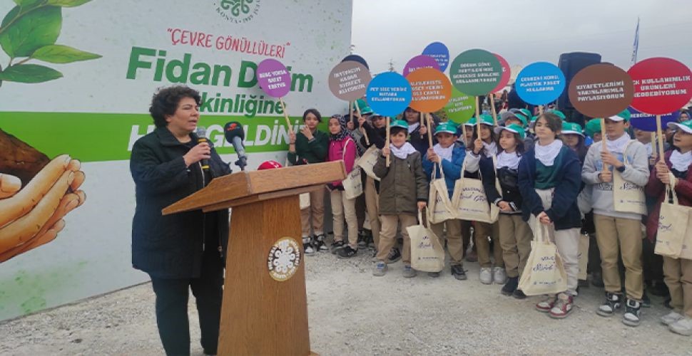 Selçuklu Belediyesi tarafından Çevre Gönüllüleri ile düzenlenen fidan dikme etkinliği Sarayköy Mahallesi'nde çok sayıda gönüllünün katılımı ile gerçekleştirildi