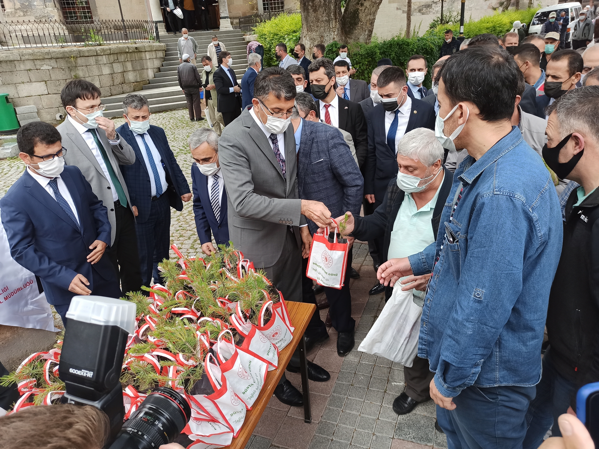 5 HAZİRAN DÜNYA ÇEVRE GÜNÜ ETKİNLİĞİ KAPSAMINDA İLİMİZDE 1000 ADET ÇAM FİDANI DAĞITILMIŞTIR.