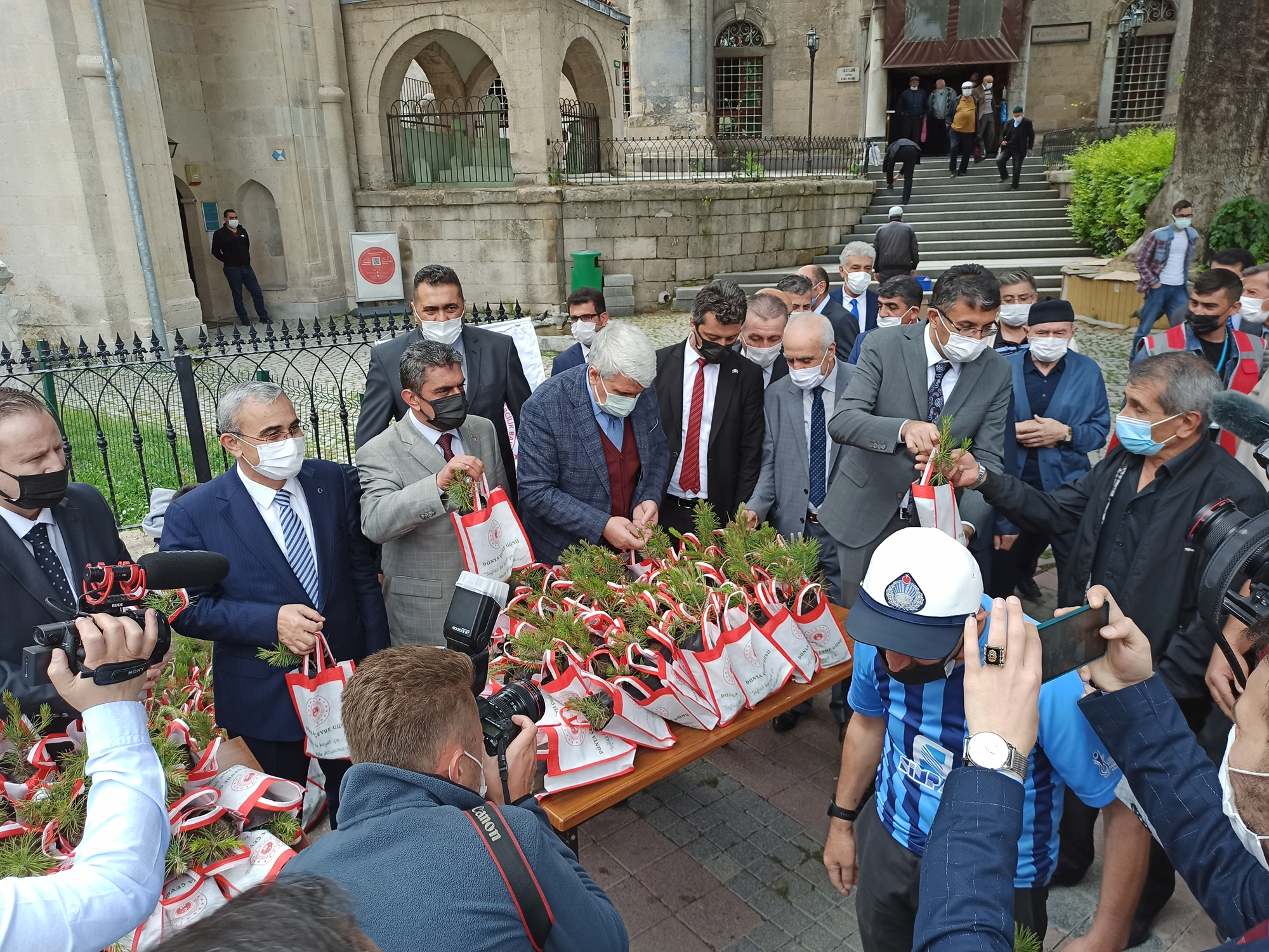 5 HAZİRAN DÜNYA ÇEVRE GÜNÜ ETKİNLİĞİ KAPSAMINDA İLİMİZDE 1000 ADET ÇAM FİDANI DAĞITILMIŞTIR.