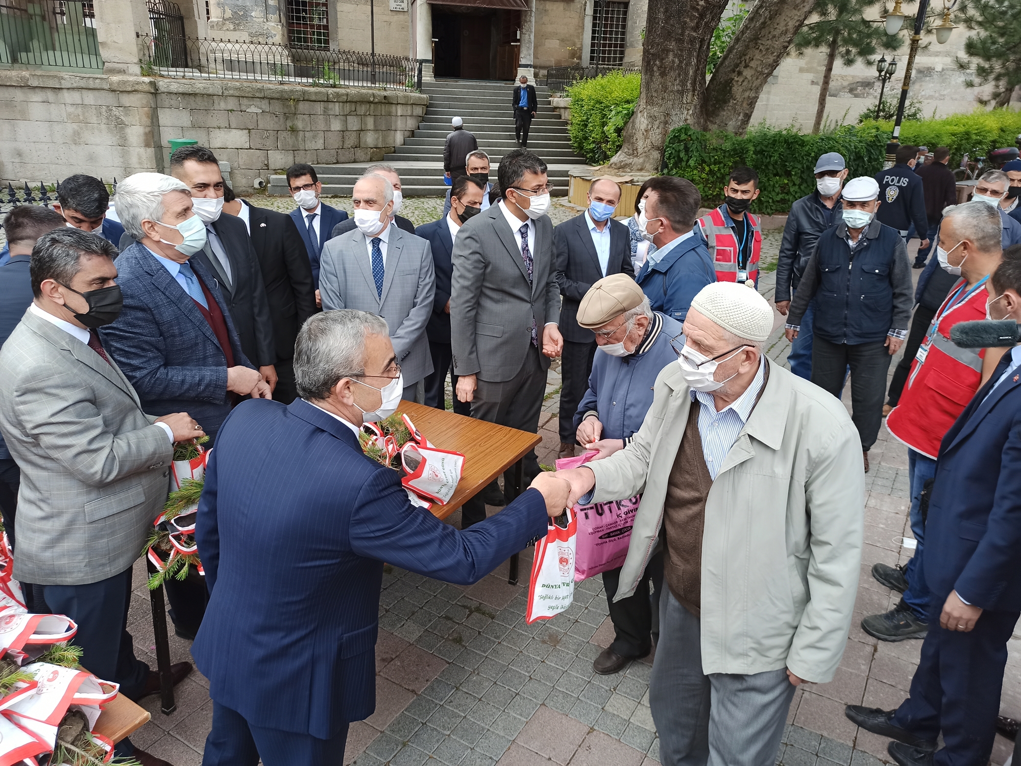 5 HAZİRAN DÜNYA ÇEVRE GÜNÜ ETKİNLİĞİ KAPSAMINDA İLİMİZDE 1000 ADET ÇAM FİDANI DAĞITILMIŞTIR.