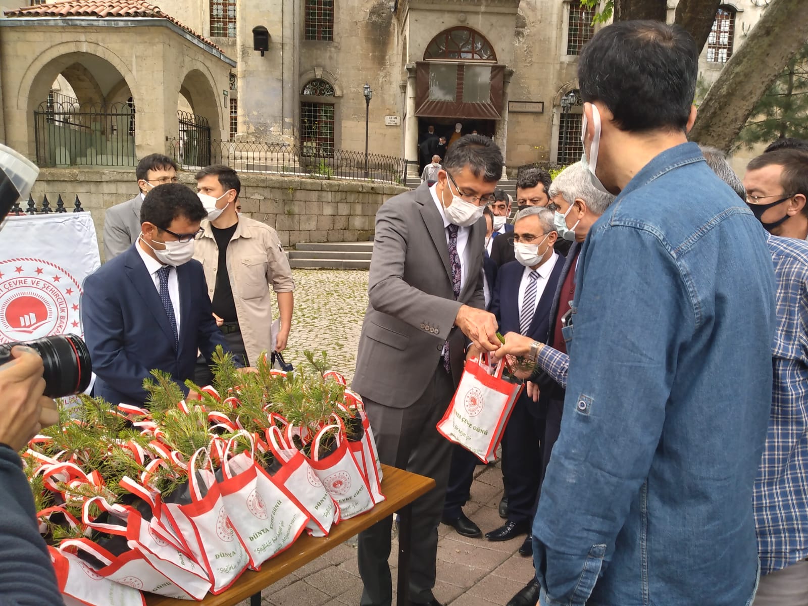 5 HAZİRAN DÜNYA ÇEVRE GÜNÜ ETKİNLİĞİ KAPSAMINDA İLİMİZDE 1000 ADET ÇAM FİDANI DAĞITILMIŞTIR.