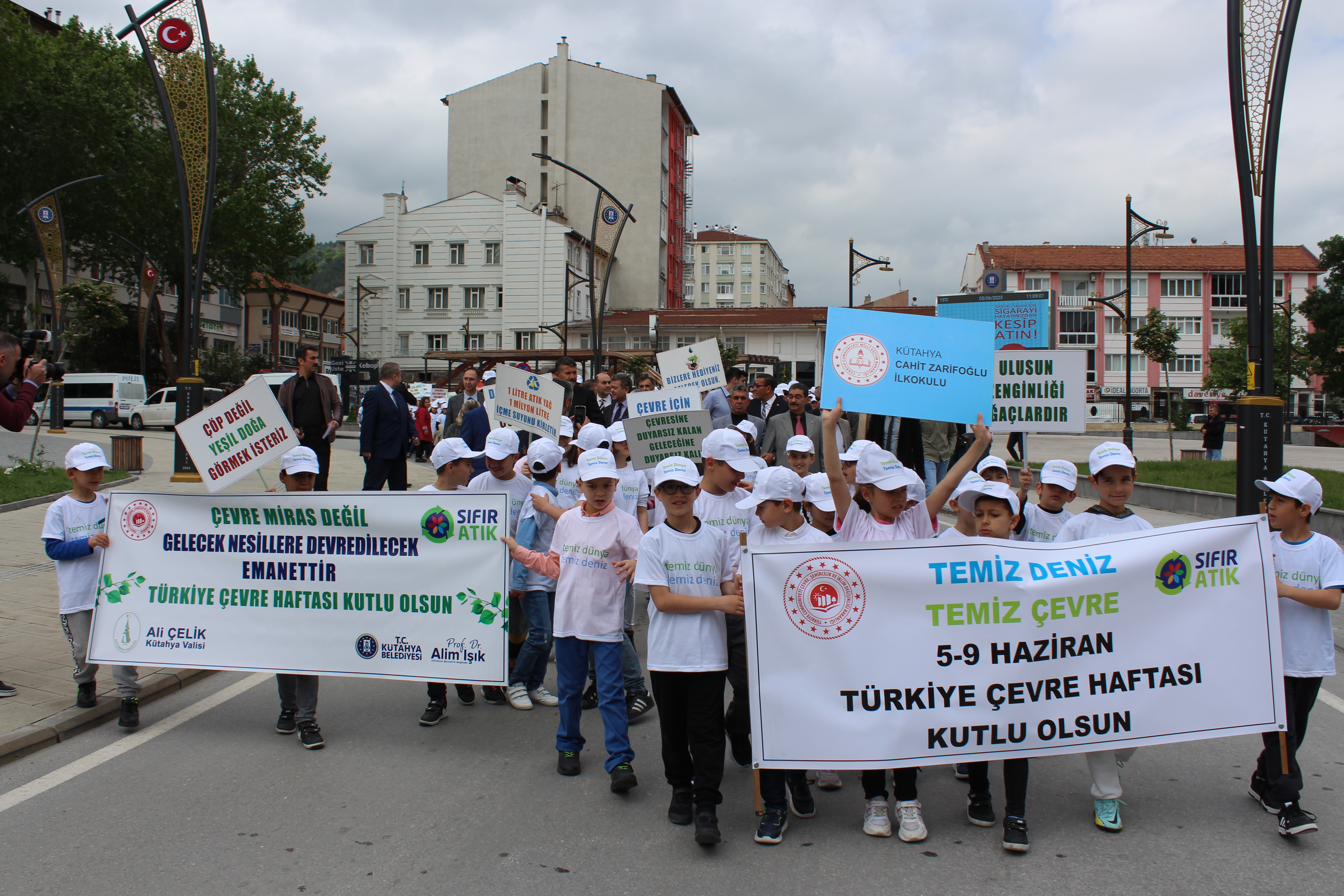 İLİMİZ MERKEZİNDE, MİNİK ÖĞRENCİLERİMİZ VE VATANDAŞLARIMIZLA BİRLİKTE ÇEVRE YÜRÜYÜŞÜ GERÇEKLEŞTİRİLMİŞ OLUP FARKLI PROGRAM ETKİNLİKLERİ YAPILMIŞTIR.