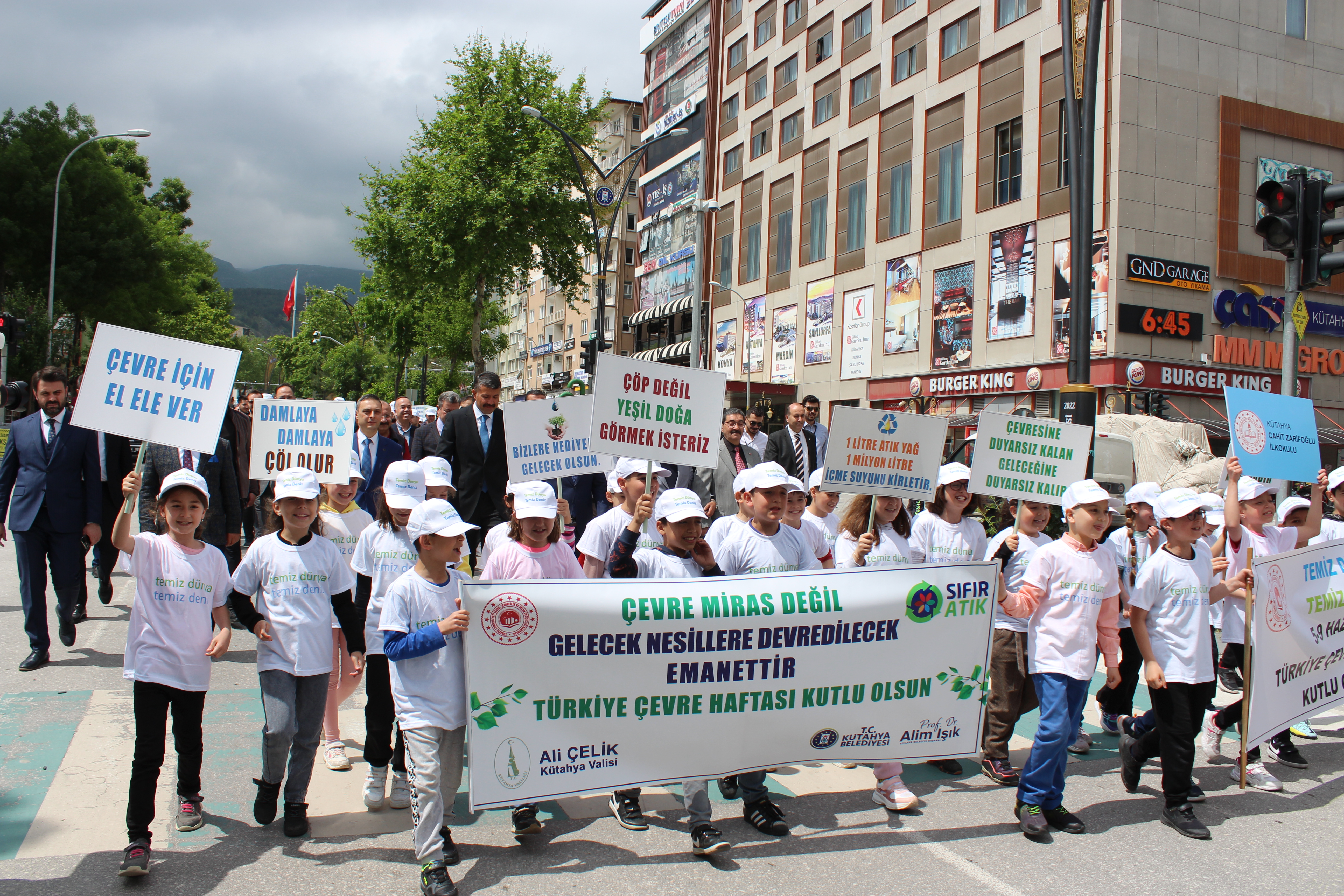 İLİMİZ MERKEZİNDE, MİNİK ÖĞRENCİLERİMİZ VE VATANDAŞLARIMIZLA BİRLİKTE ÇEVRE YÜRÜYÜŞÜ GERÇEKLEŞTİRİLMİŞ OLUP FARKLI PROGRAM ETKİNLİKLERİ YAPILMIŞTIR.