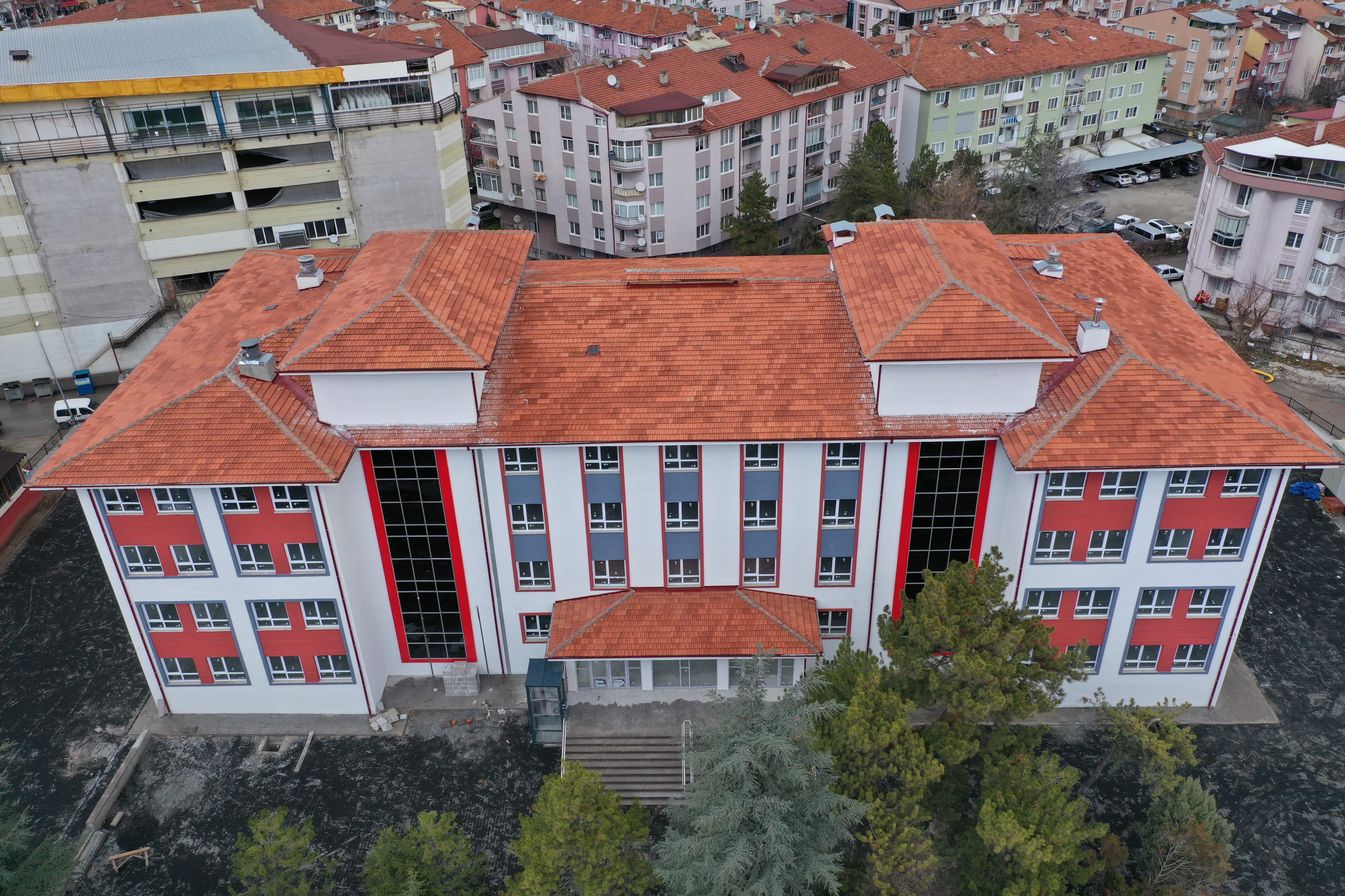 Kütahya Devlet Hatun Kız Mesleki Teknik Anadolu Lisesi Yapım işinde Geçici Kabul Aşamasına Geçilmiştir.