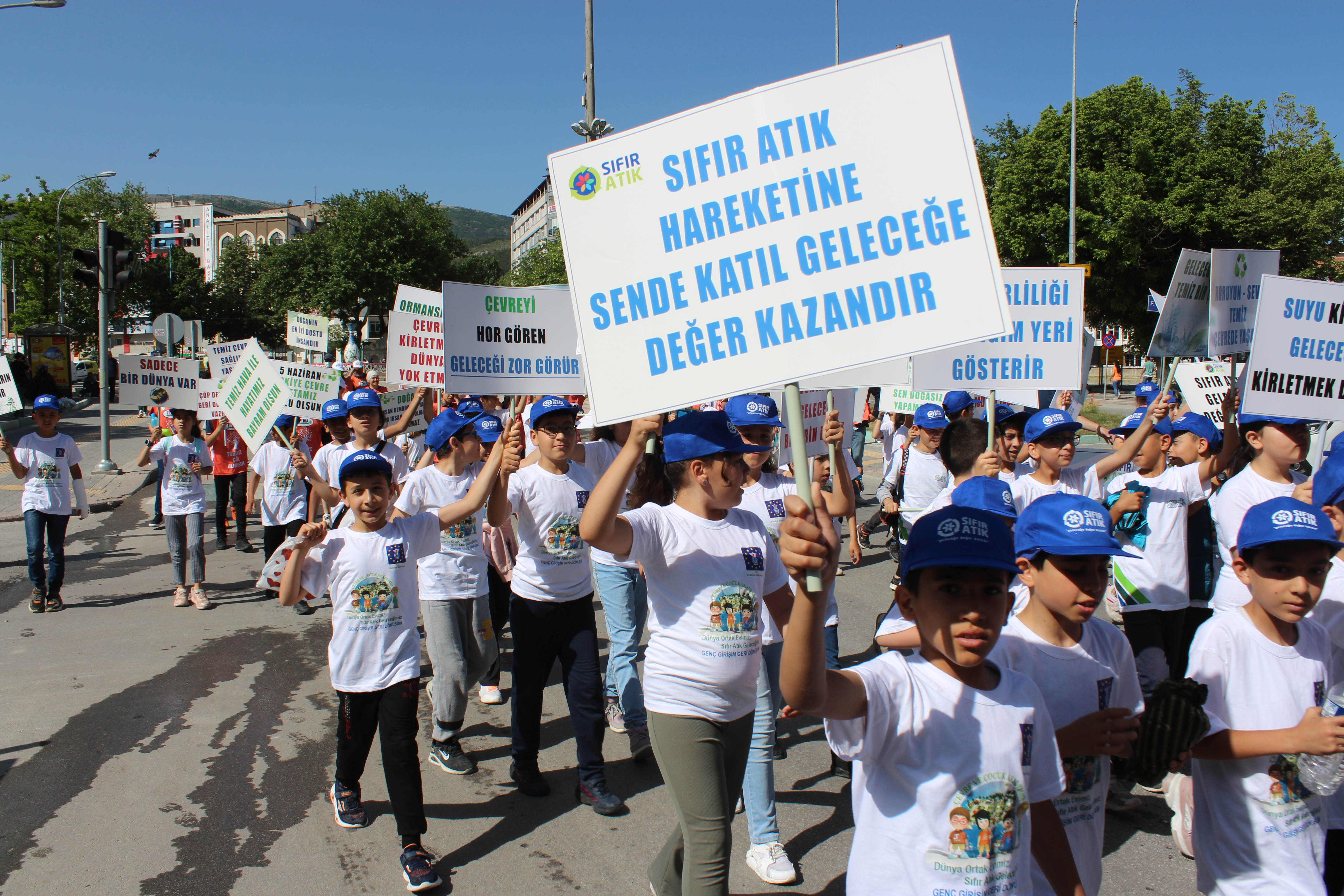 ''SIFIR ATIK TEMASIYLA ÇEVRE ŞÖLENİ VE ÇEVRE MÜFETTİŞİ ETKİNLİKLERİ'' KÜTAHYA BELEDİYE ETKİNLİK ALANINDA GERÇEKLEŞTİRİLMİŞTİR.