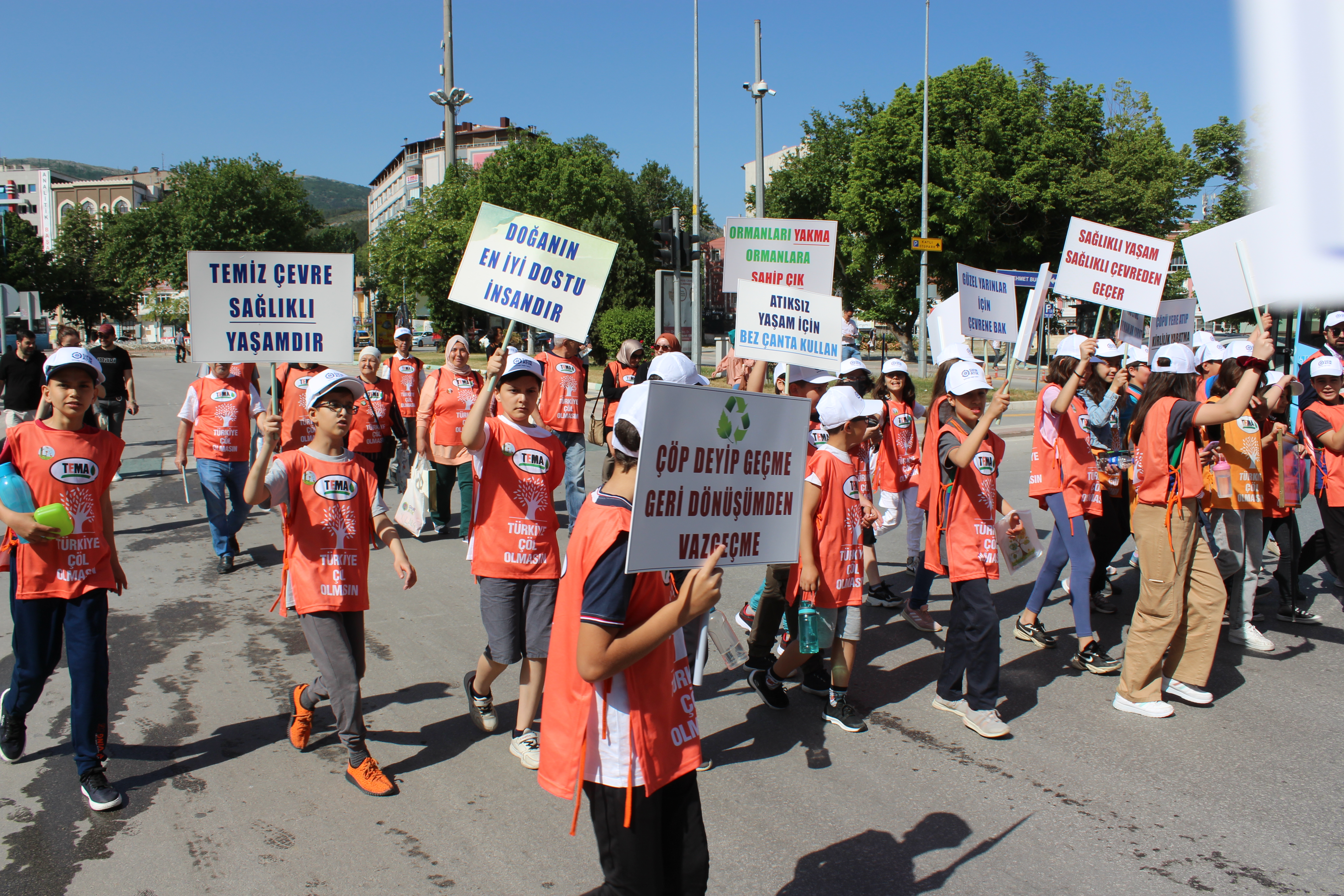 ''SIFIR ATIK TEMASIYLA ÇEVRE ŞÖLENİ VE ÇEVRE MÜFETTİŞİ ETKİNLİKLERİ'' KÜTAHYA BELEDİYE ETKİNLİK ALANINDA GERÇEKLEŞTİRİLMİŞTİR.