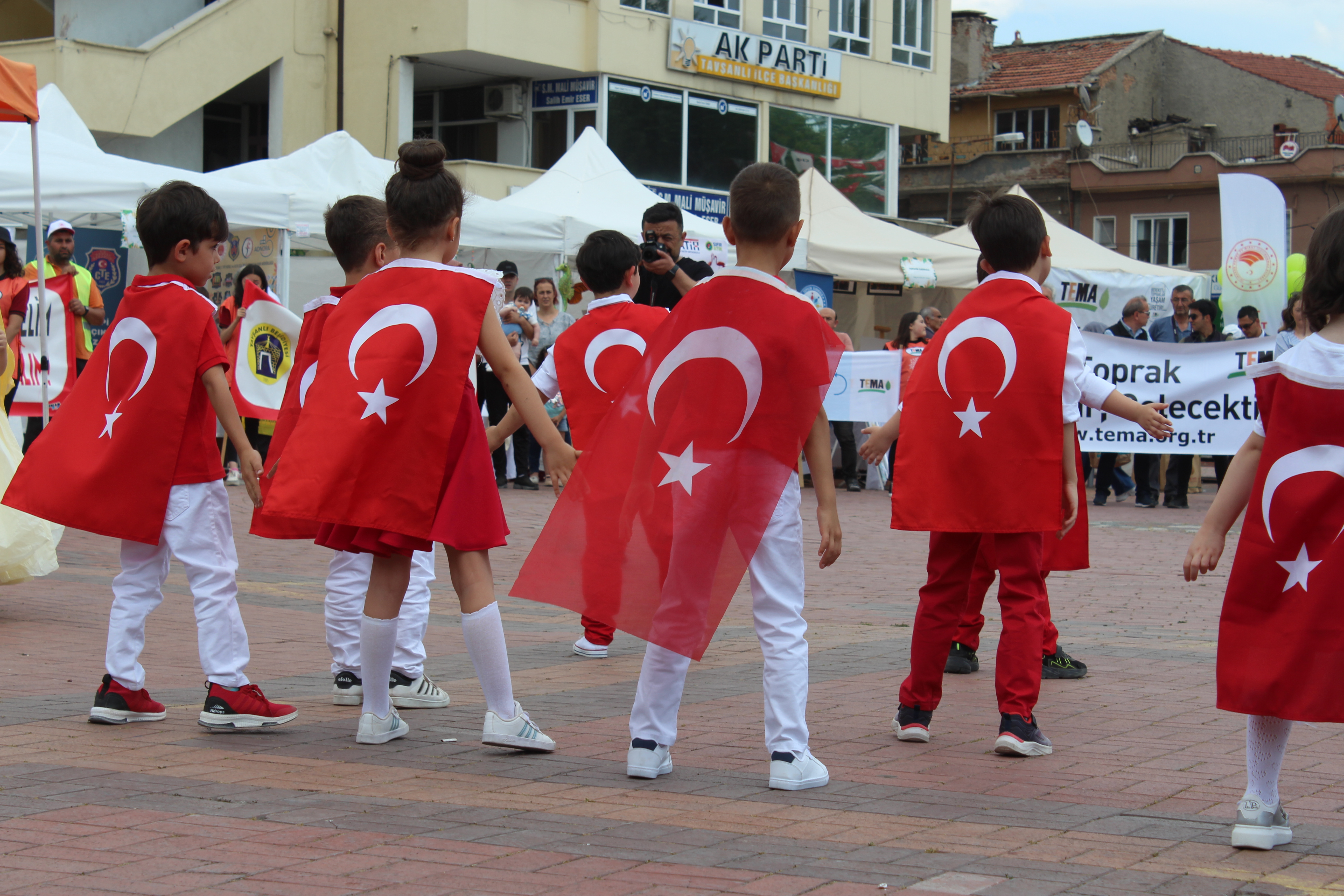 ''SIFIR ATIK TEMASIYLA ÇEVRE ŞÖLENİ VE ÇEVRE MÜFETTİŞİ ETKİNLİKLERİ'' TAVŞANLI CUMHURİYET MEYDANINDAKİ ALANDA GERÇEKLEŞTİRİLMİŞTİR.