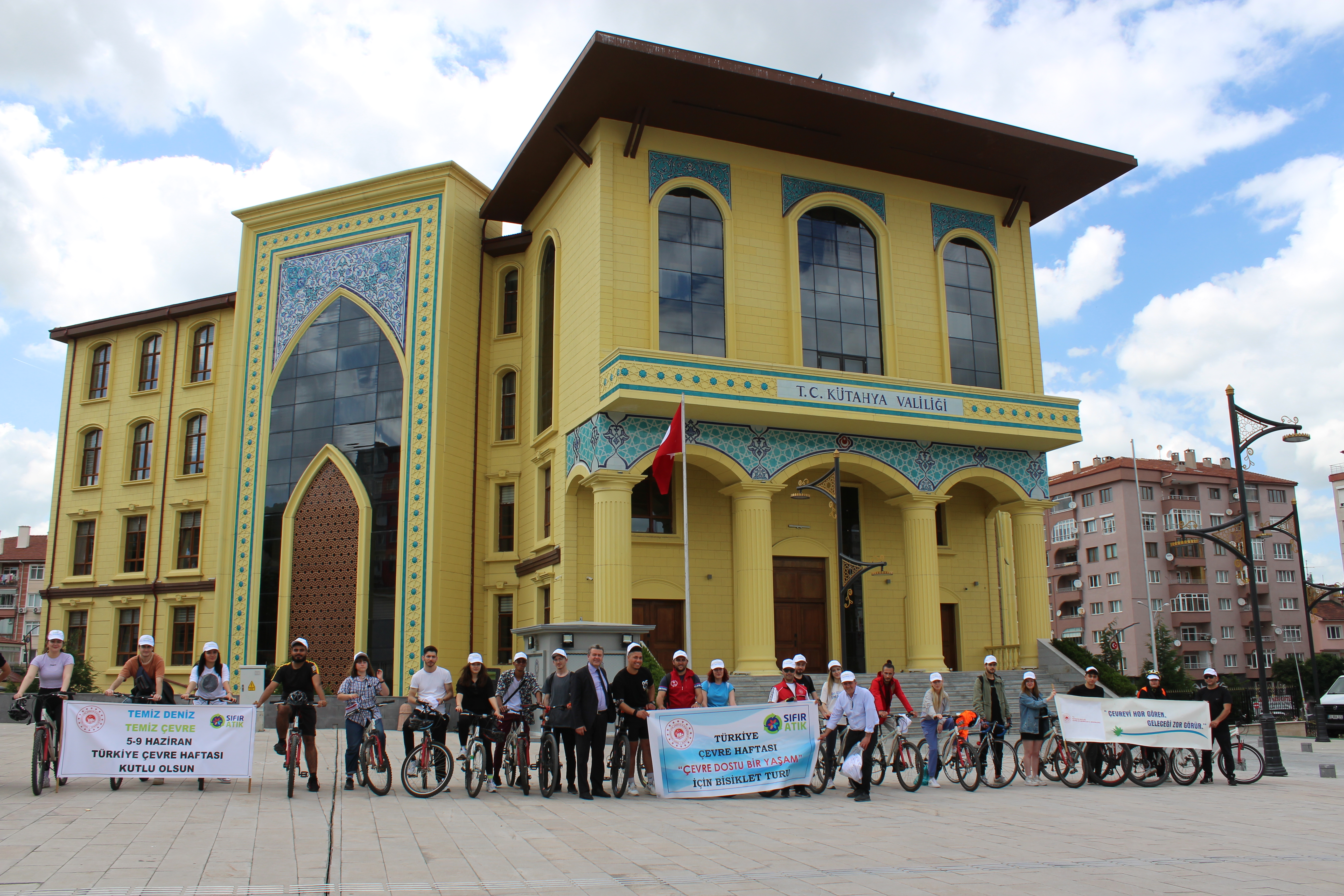 Türkiye Çevre Haftası Kapsamında Kütahya Sevgi Yolu - İl Müdürlüğümüz Binası  Arasında Çevre ve Sağlıklı Yaşam İçin Bisiklet Turu Etkinliği Gerçekleştirilmiştir.