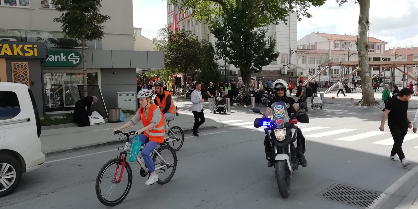 Türkiye Çevre Haftası Kapsamında Kütahya Sevgi Yolu - İl Müdürlüğümüz Binası  Arasında Çevre ve Sağlıklı Yaşam İçin Bisiklet Turu Etkinliği Gerçekleştirilmiştir.